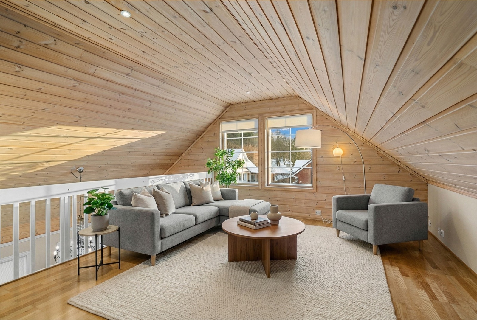 På loftstua er det god plass til sittegruppe. Knekott med god oppbevaringsplass. Galleribilde