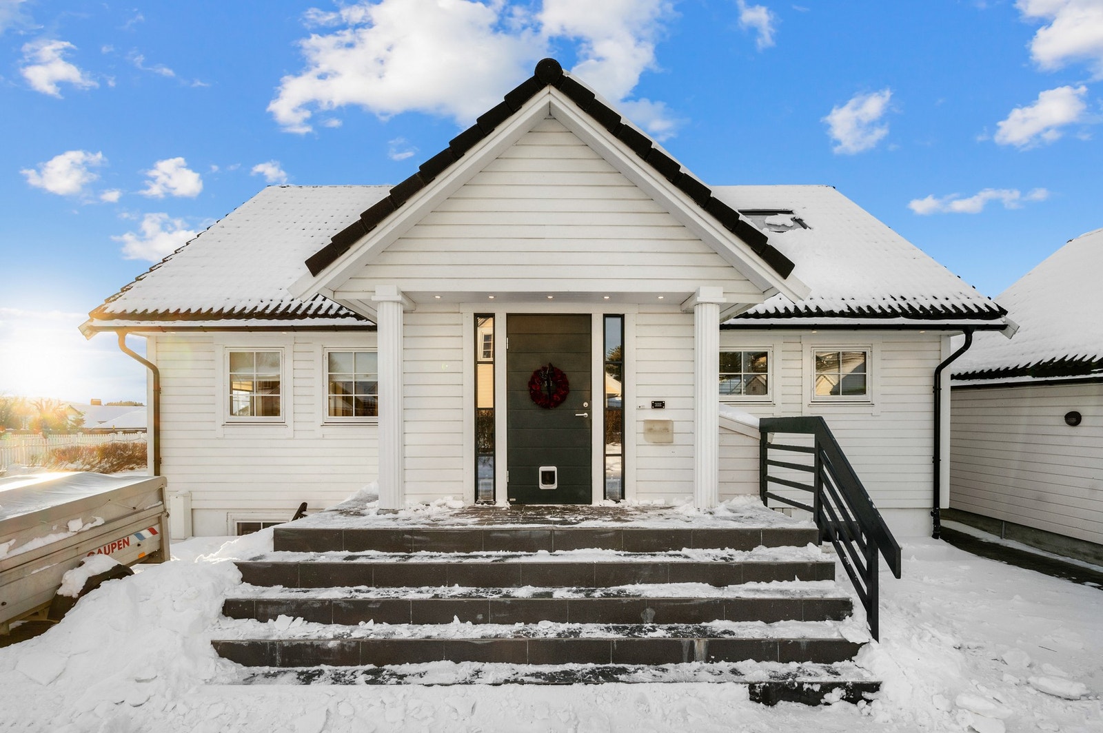 Boligen har et flott inngangsparti med flislagt trapp som det er varme, samt at det er varme i deler av gårdsplass. Galleribilde