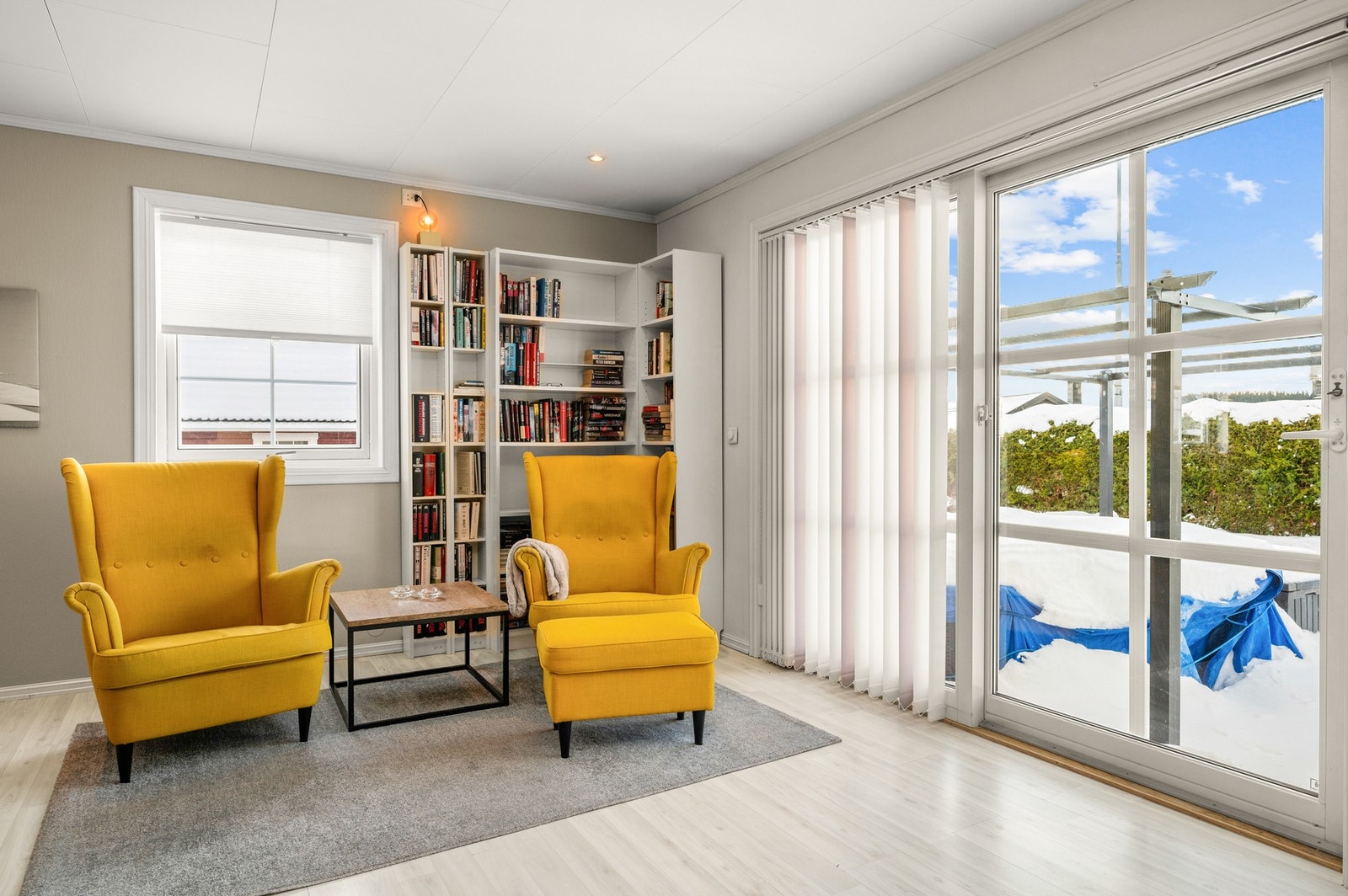 Dobbel skyvedør gir svært godt lys inn til stua, og på varme sommerdager gir den enkel adkomst til den lune pergolaen. Galleribilde