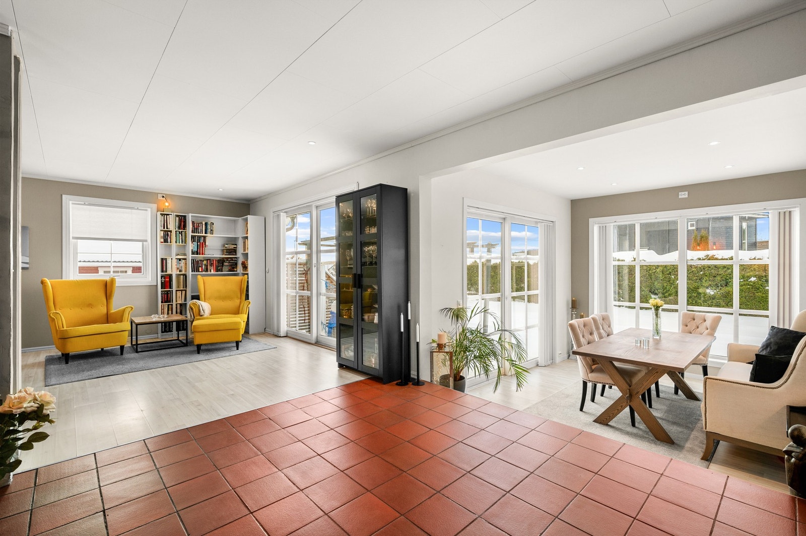 Koselig spisestue ble bygd på i 2014, totalt utgjør nå kjøkken, stue og spisestue ca 59m2. Galleribilde