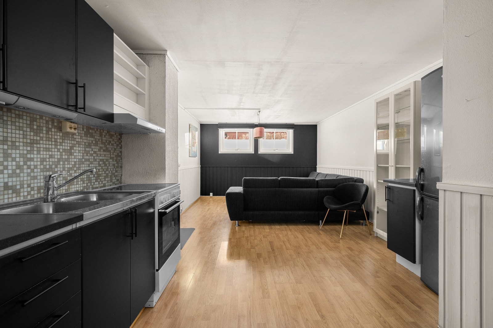 Stue/kjøkken i utleid del er ca 30,5m2, og er benevnt som disp.rom i godkjente byggetegninger. Galleribilde