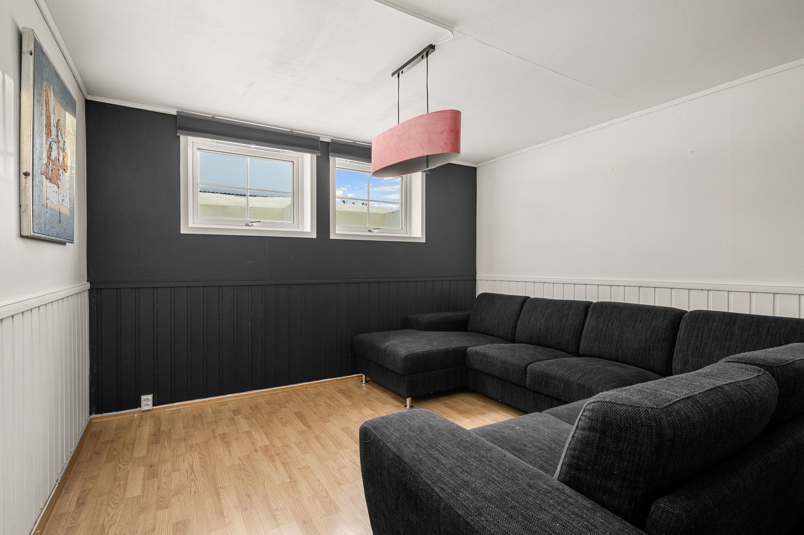 Stue/kjøkken i utleid del er ca 30,5m2, og er benevnt som disp.rom i godkjente byggetegninger. Galleribilde