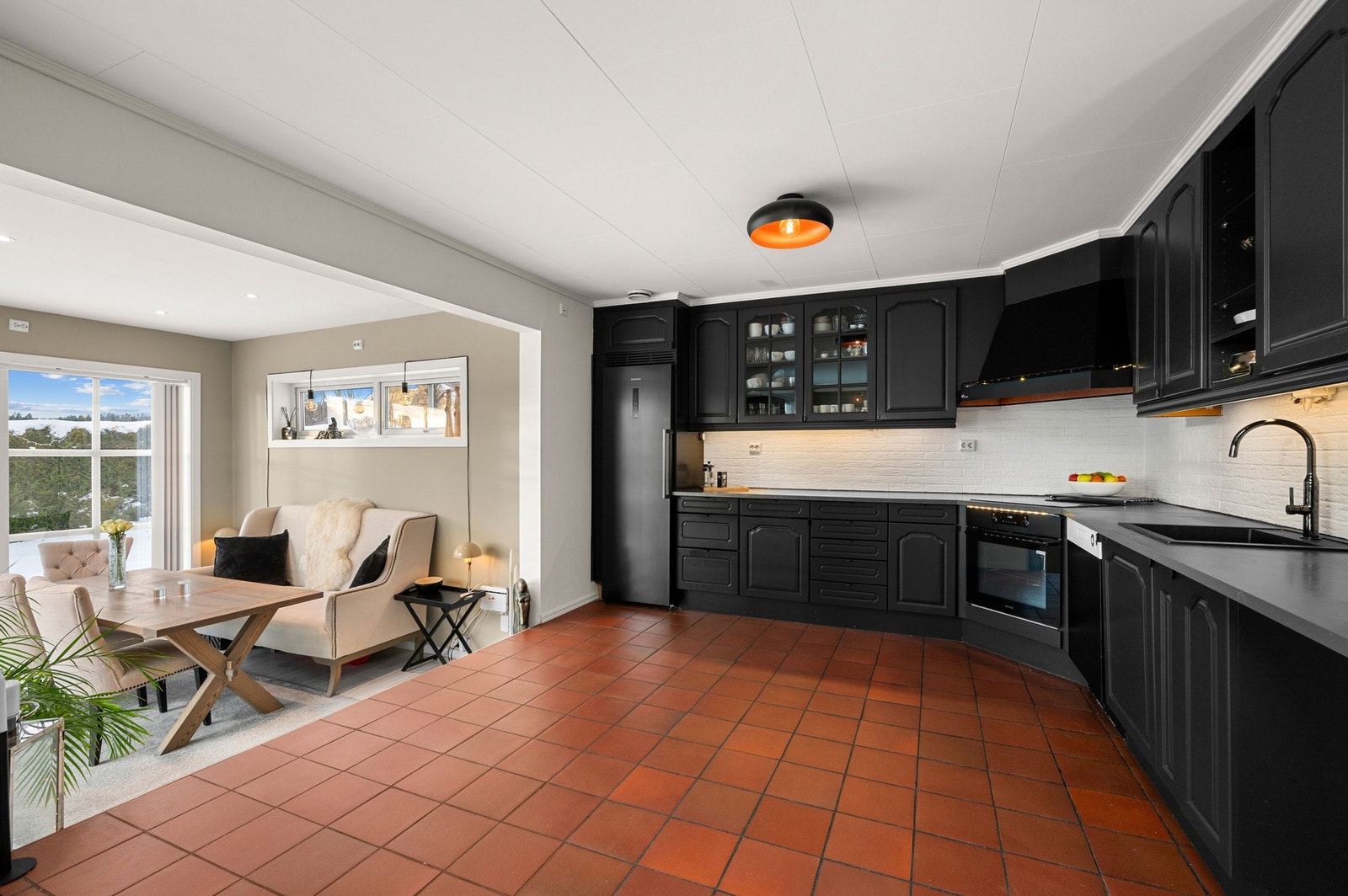 Kjøkken fra byggeår, som er oppgradert i senere år med ny benkeplate, servant, samt at hvitevarer er skiftet. Galleribilde