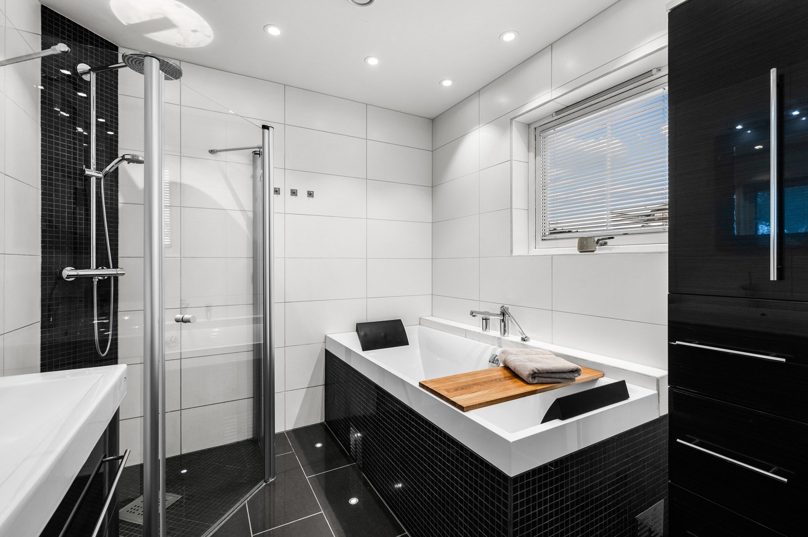 Delikat, badekar av god størrelse er fliset inn. Galleribilde