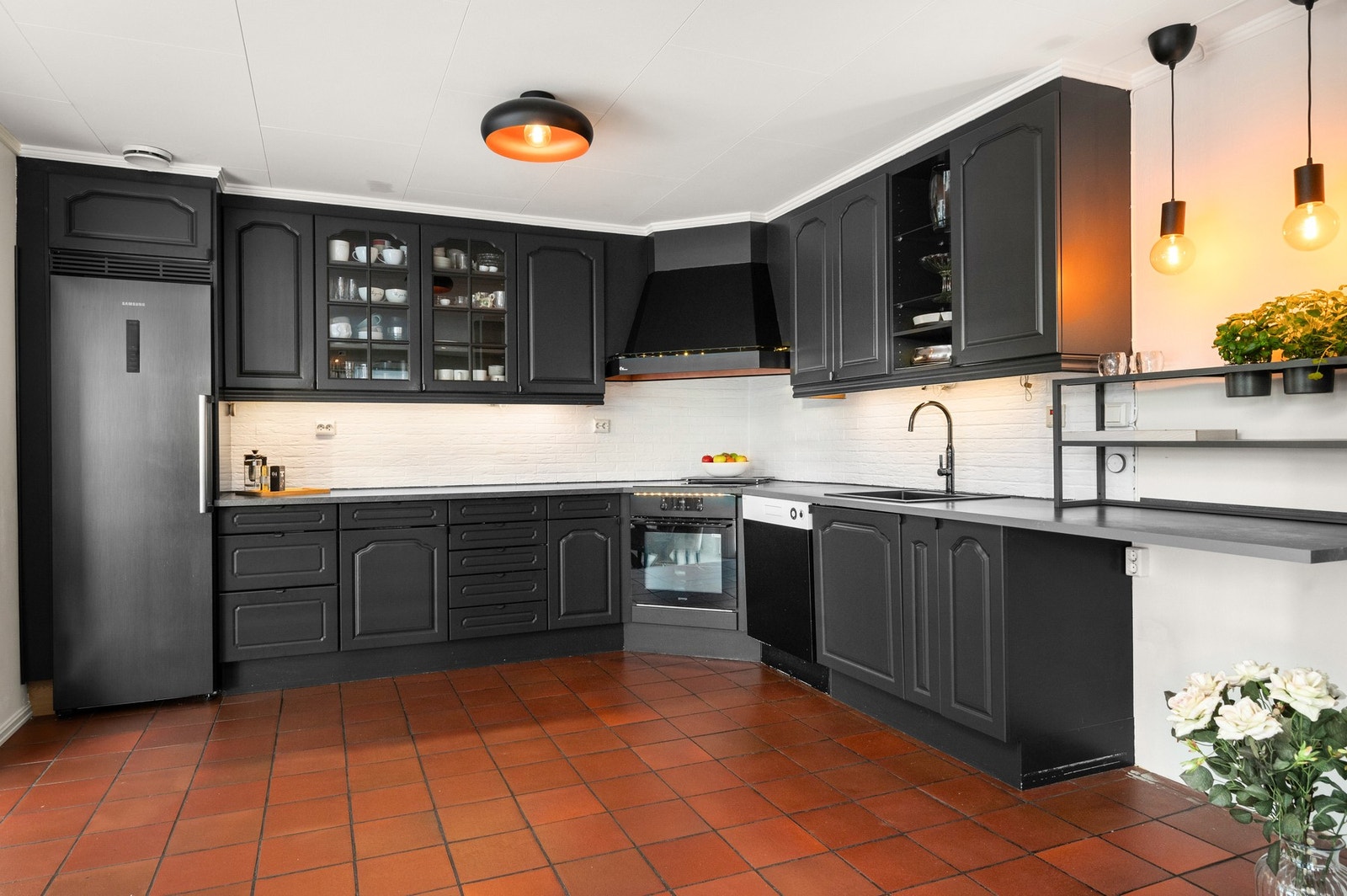 God plass til både matlaging og oppbevaring på kjøkkenet. Galleribilde