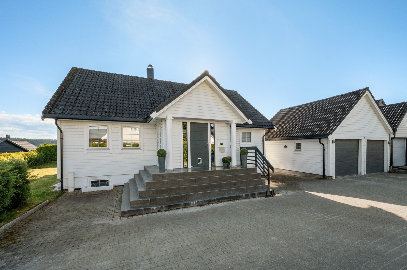 Velkommen til Kystadhaugen 16 - en romslig og innbydende enebolig på 234m2 BRA-i. Galleribilde