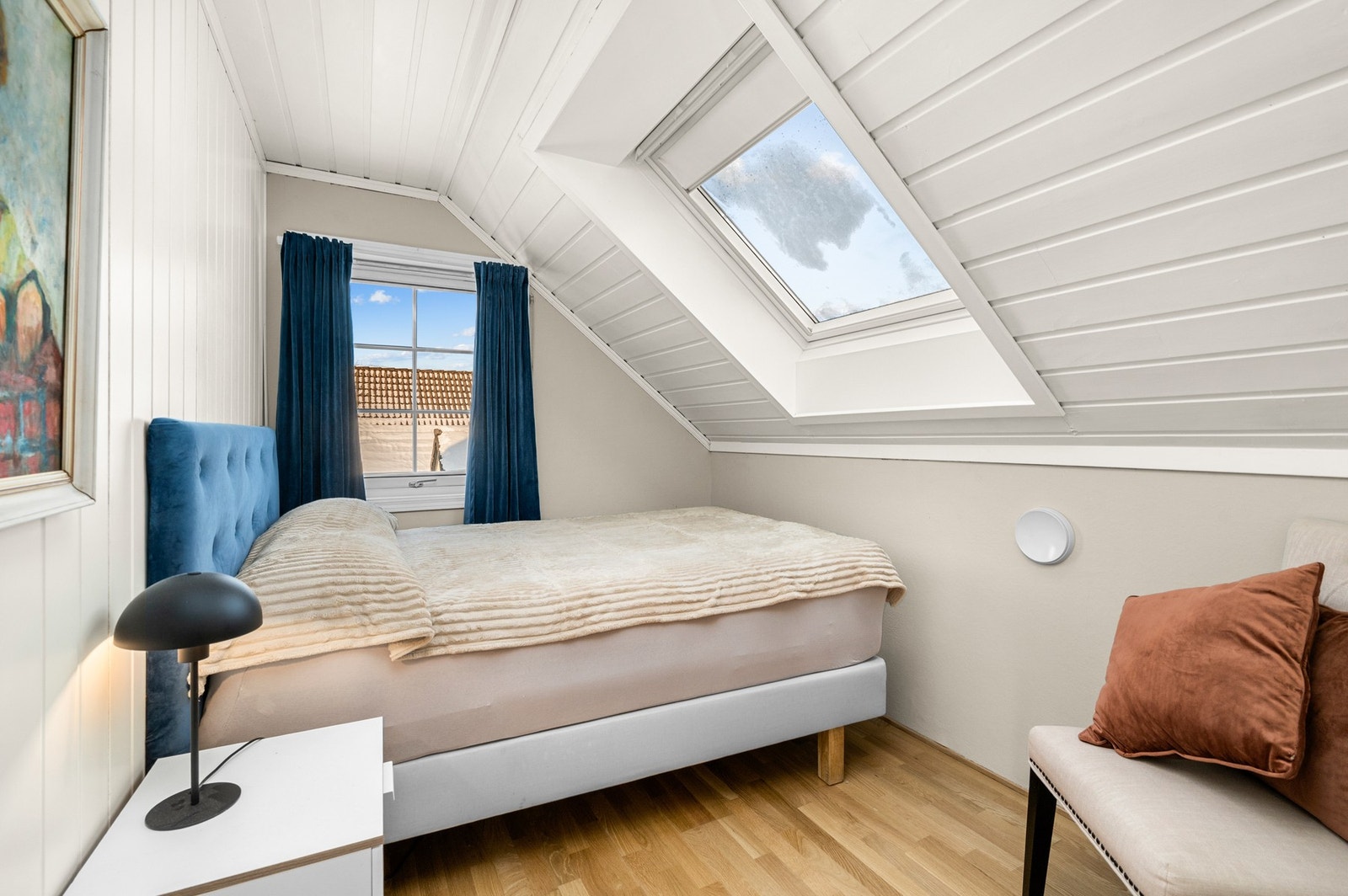 Soverom på 6m2 med takvindu som har integrert, lystett Velux-gardin. Galleribilde