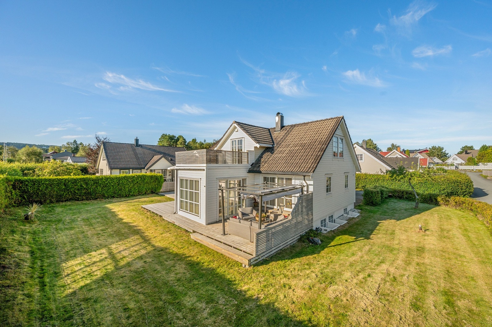 Eneboligen ligger fint til på Kystad, på en solrik og skjermet tomt. Galleribilde