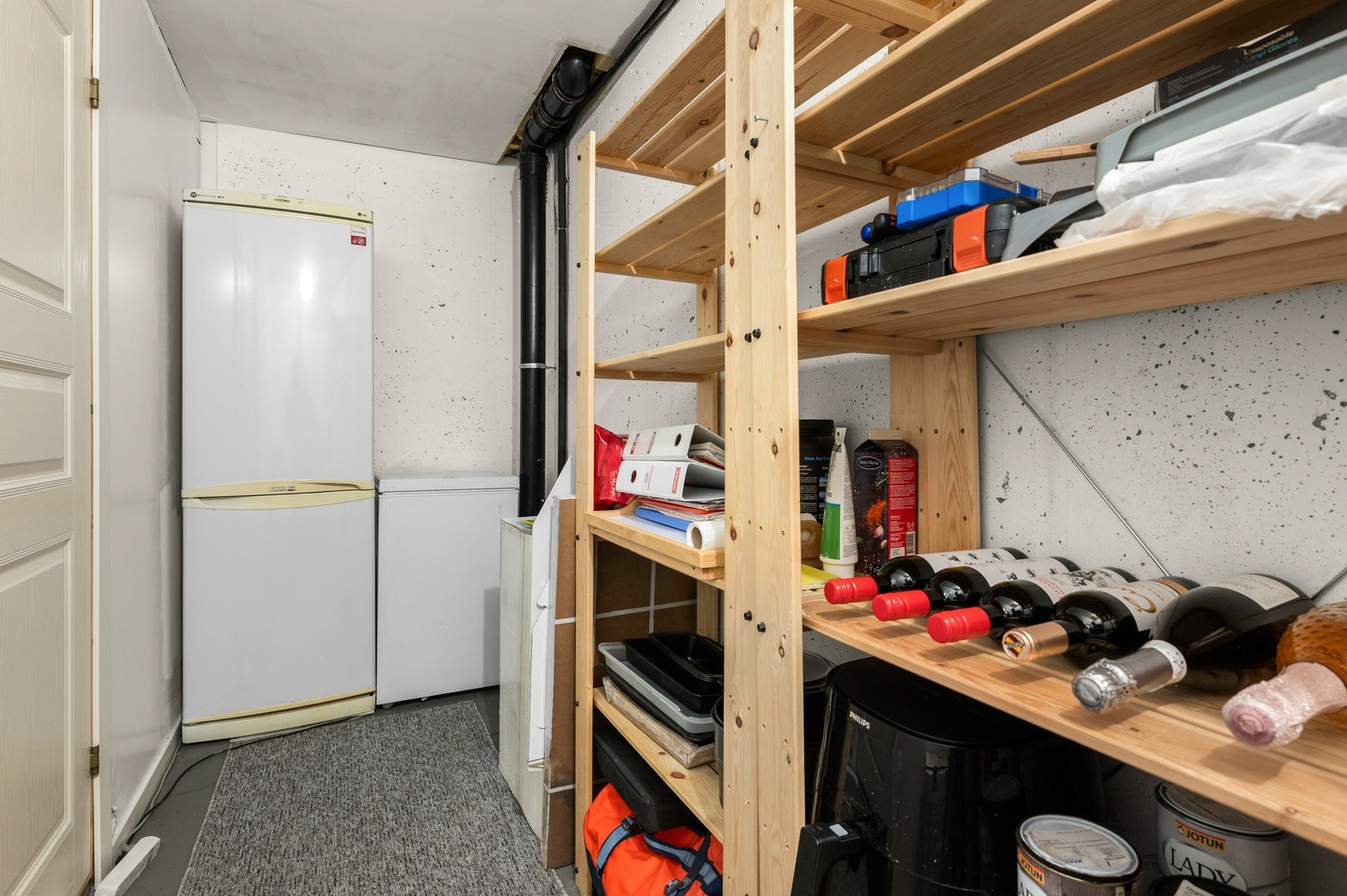 I kjelleren er en matbod på 6m2, her er det svalt året gjennom. Galleribilde