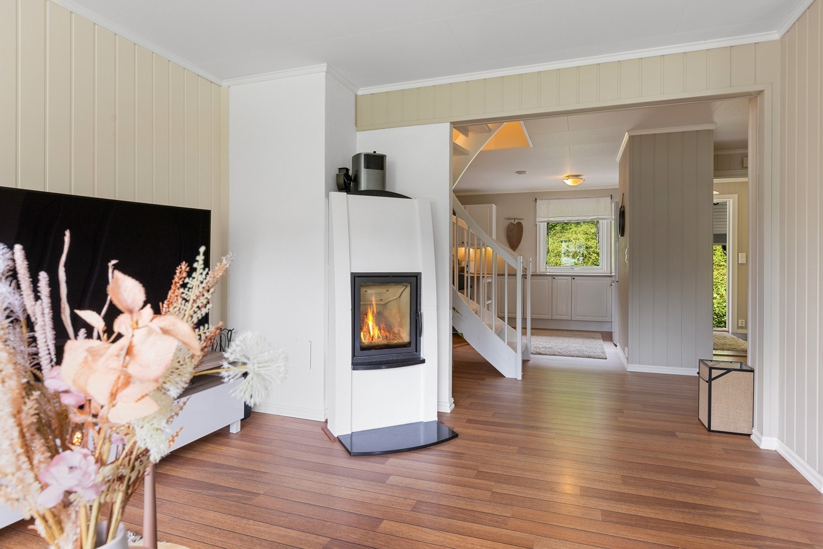 Lun stue med peis - perfekt for koselige kvelder Galleribilde