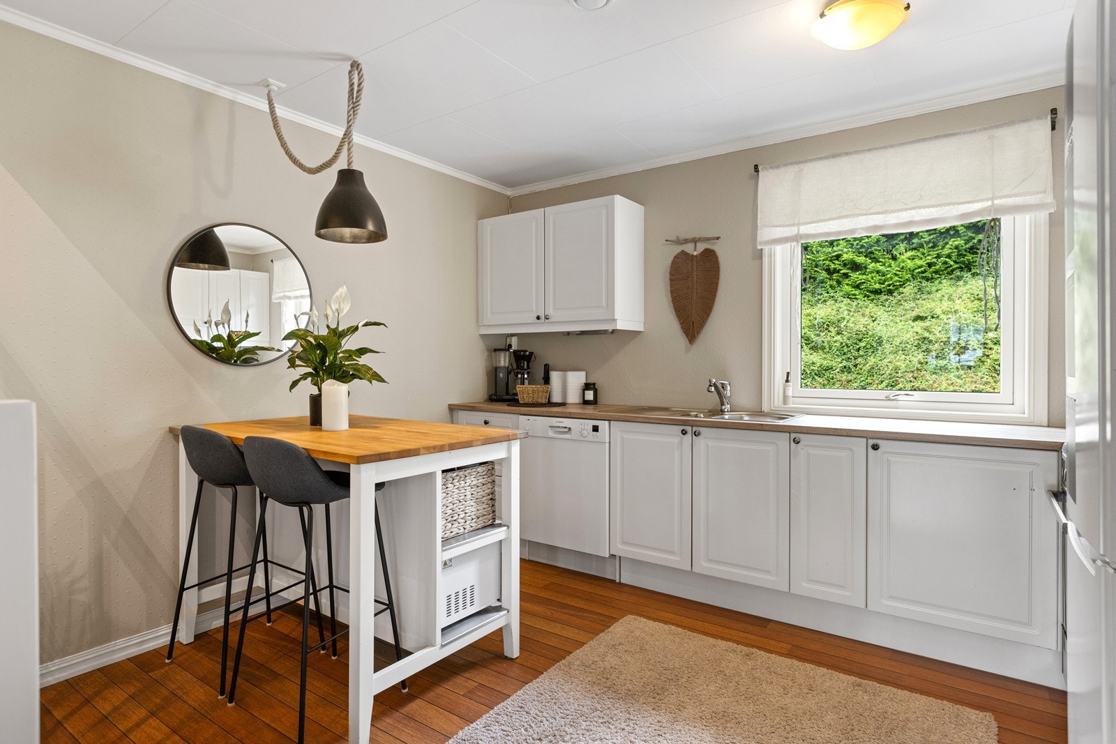 Kjøkkenet er godt tilrettelagt for både hverdagens raske måltider og rolige helgefrokoster Galleribilde