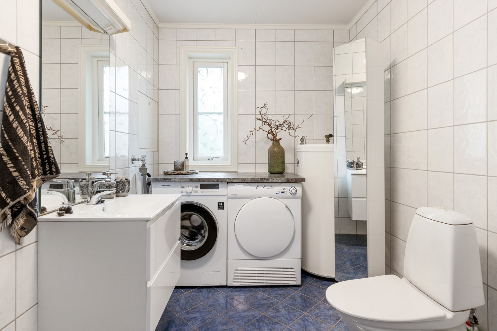 Innredet med servant på baderomsinnredning, klosett og dusjhjørne med svingbare glassdører Galleribilde