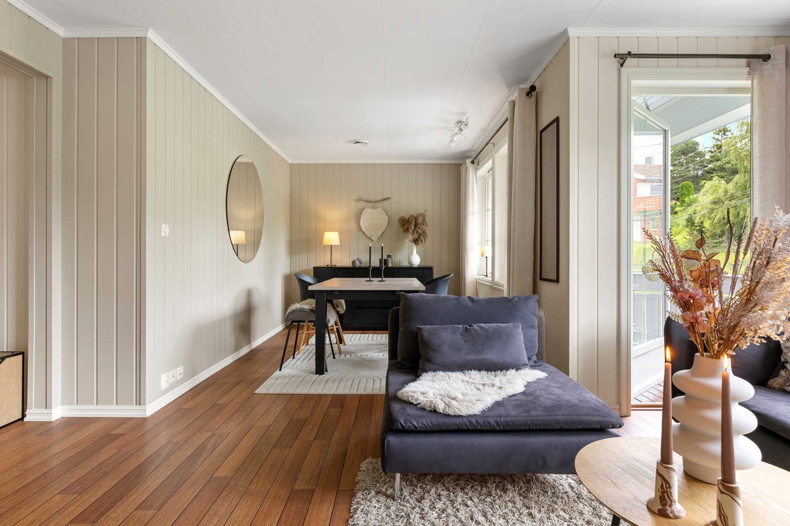 Her får du en stue og spiseplass som legger til rette for hyggelige sammenkomster Galleribilde