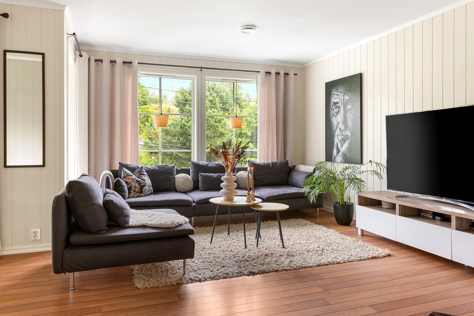 Stuen fremstår lys og luftig med store vindusflater som slipper inn rikelig med dagslys Galleribilde