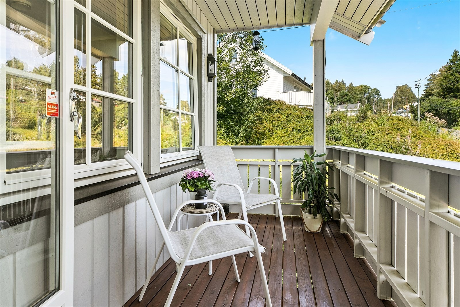 Nydelig balkong tilgjengelig fra stuen - perfekt for morgenkaffe eller avslapning med en bok Galleribilde