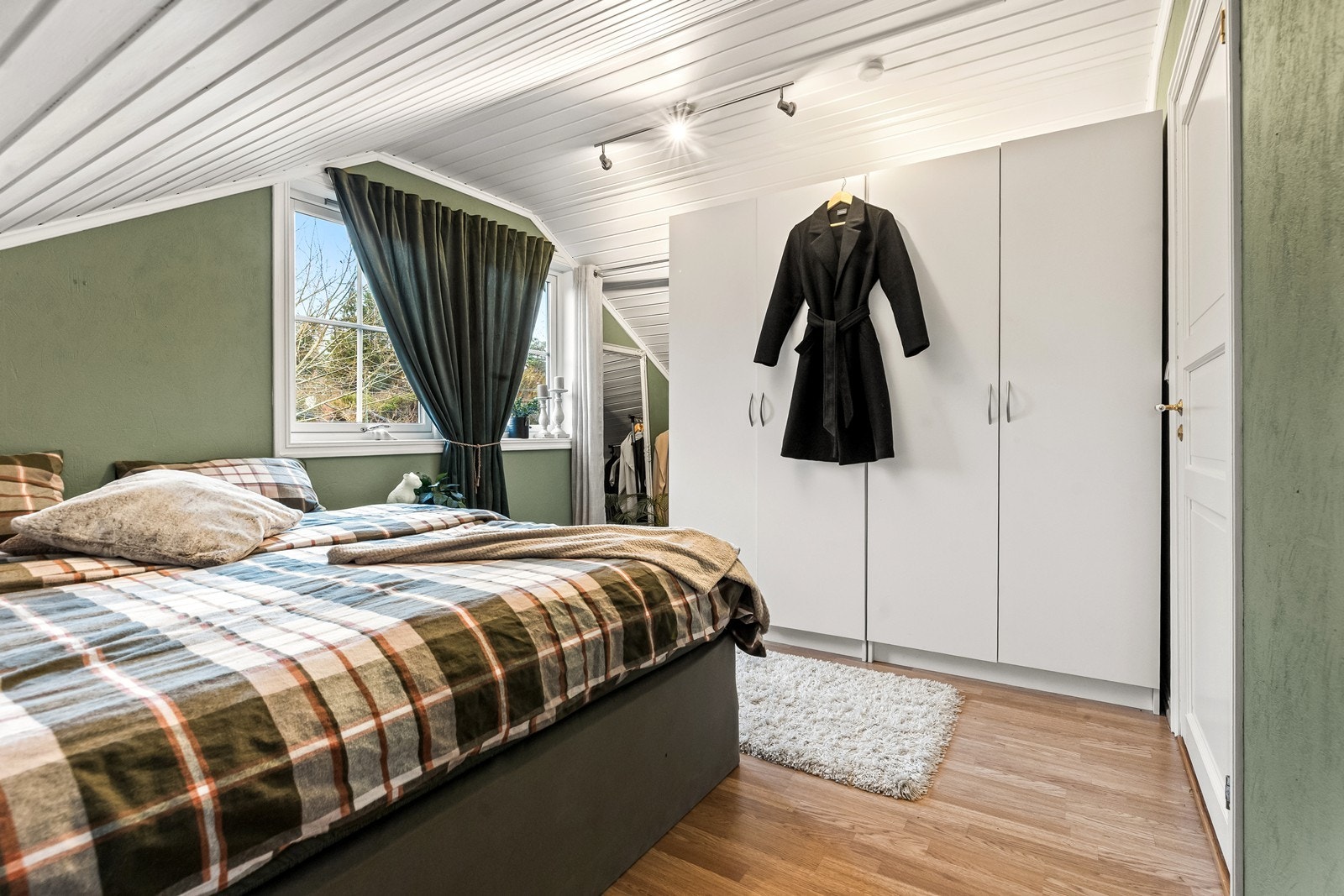 Soverommet er delt i to, hvor du har walk-in og kontor i den ene delen Galleribilde