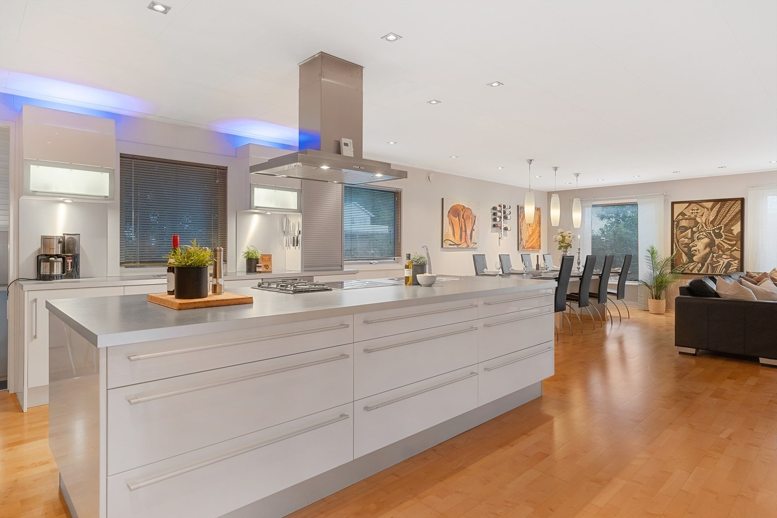 Stilrent og funksjonelt - et kjøkken som innbyr til matglede. Galleribilde