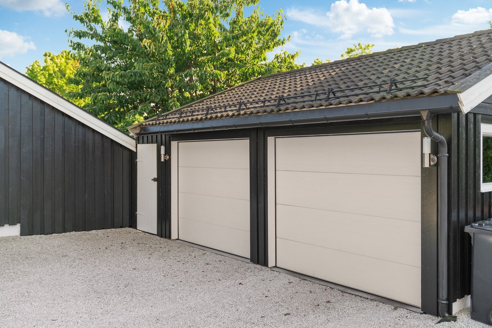 God plass til parkering og oppbevaring - med direkte adkomst til boligen. Galleribilde