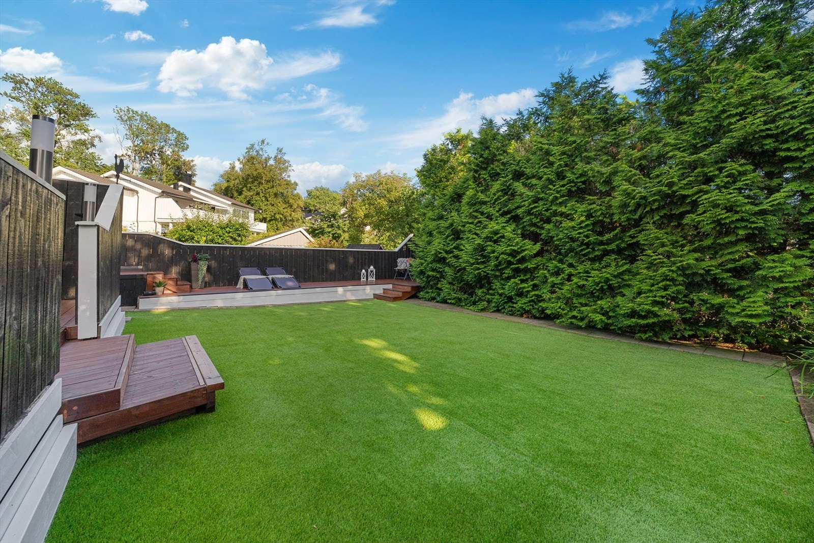 Flott beplantning, plen og lekeområder - ideelt for både avslapning og lek. Galleribilde