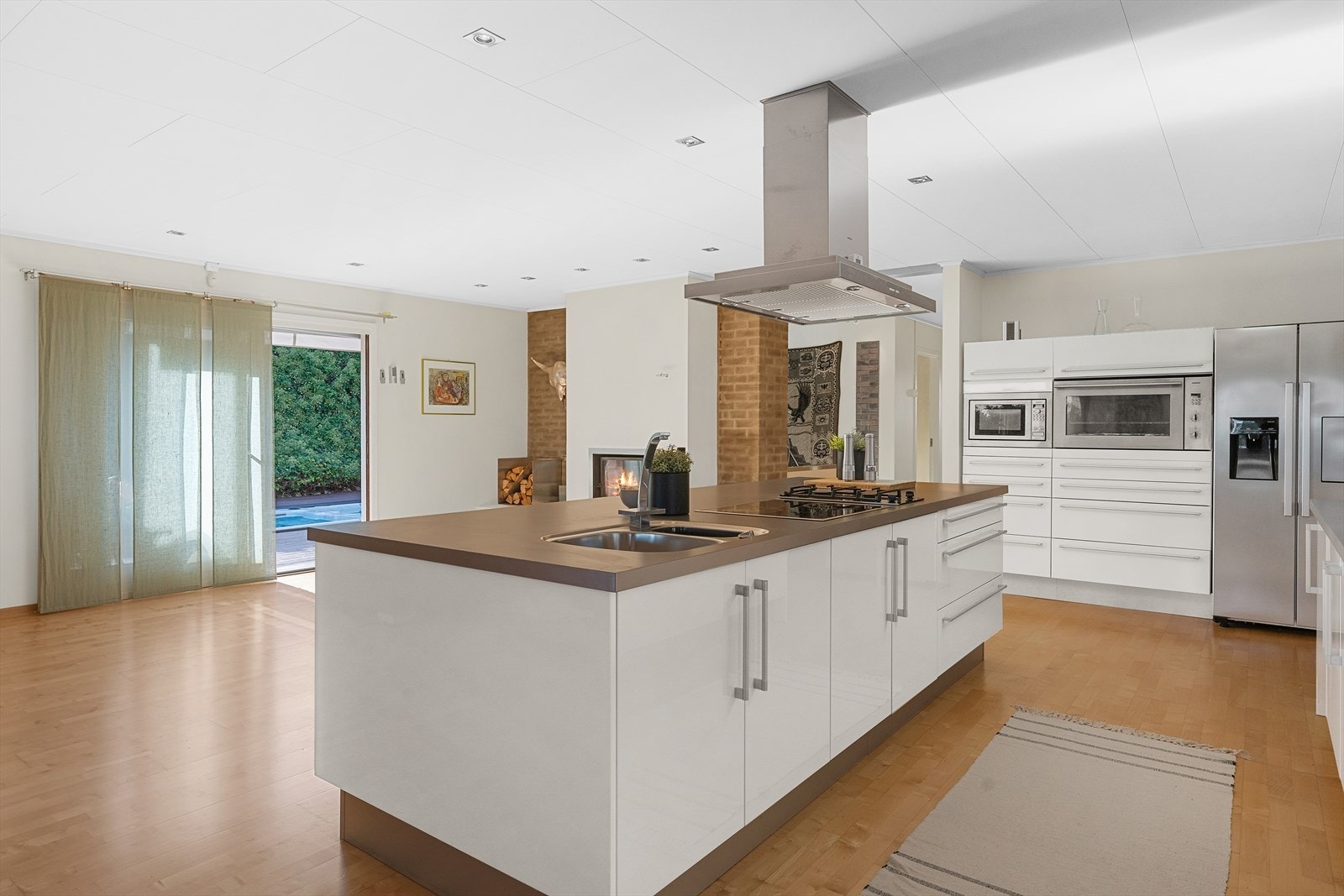 Her kan du kokkelere mens du samtidig er en del av det som skjer i stuen. Galleribilde