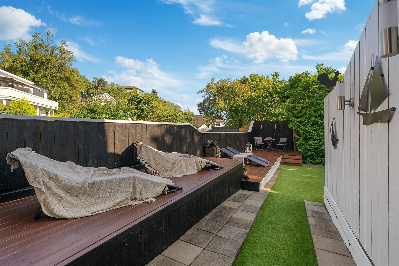 Flott beplantning, plen og lekeområder - ideelt for både avslapning og lek. Galleribilde