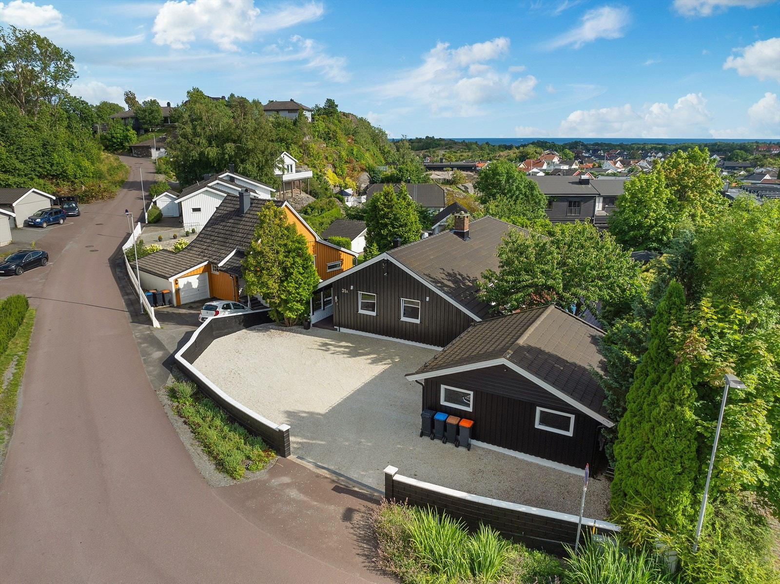 Velkommen hjem! Pent inngangsparti og romslig gårdsplass med dobbel garasje. Galleribilde