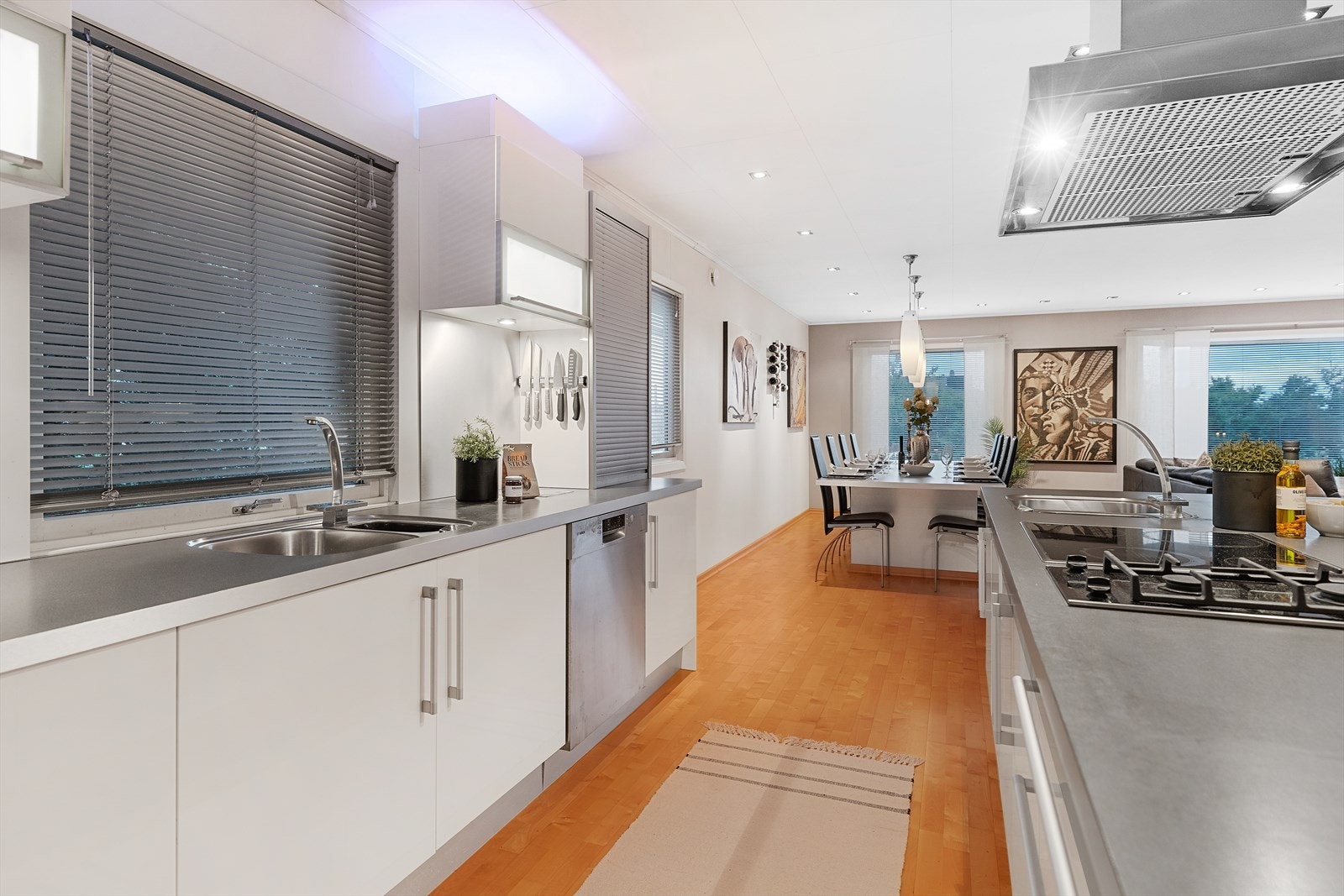 Kjøkkenet er utstyrt med integrerte hvitevarer, god skapplass og rikelig med benkeflate. Galleribilde