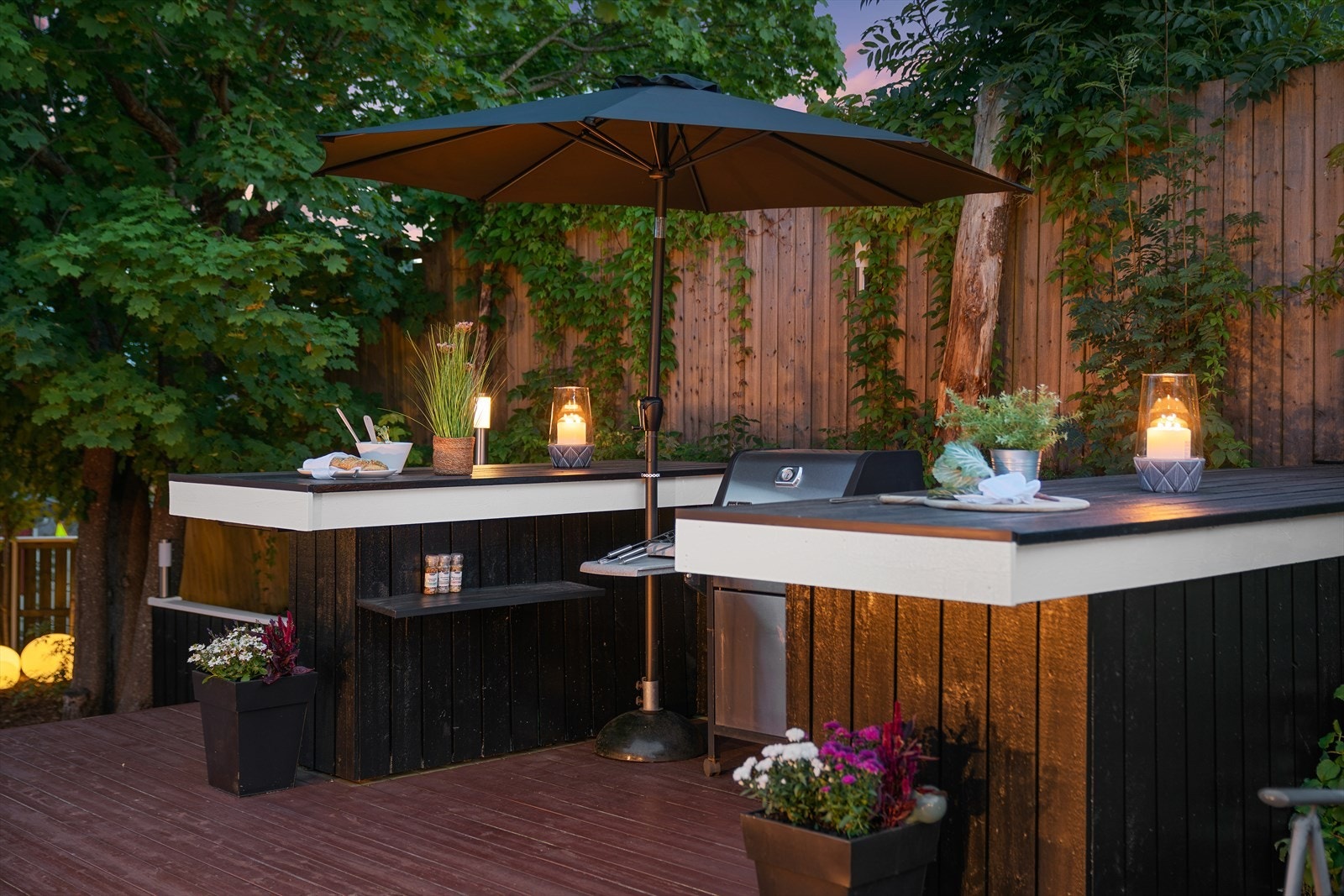 Et komplett utekjøkken gjør matlagingen til en opplevelse - perfekt for sommerens selskaper. Galleribilde