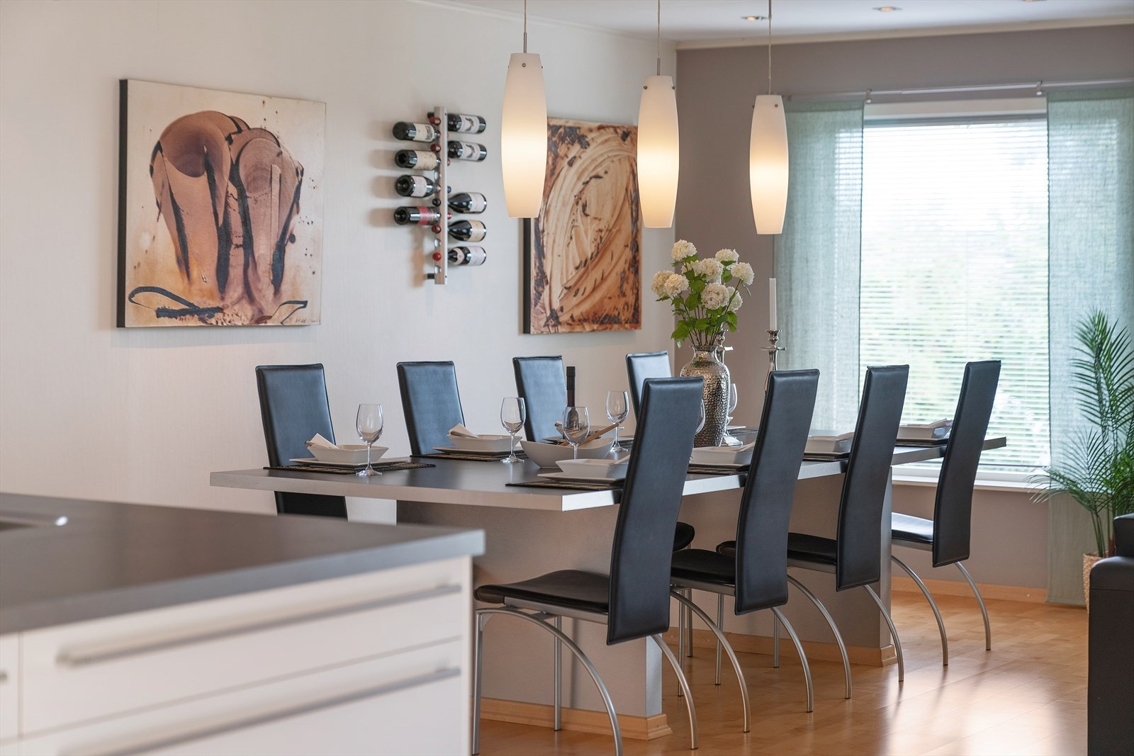 Åpen løsning mellom kjøkken, spiseplass og stue skaper et samlende hjerte i boligen. Galleribilde