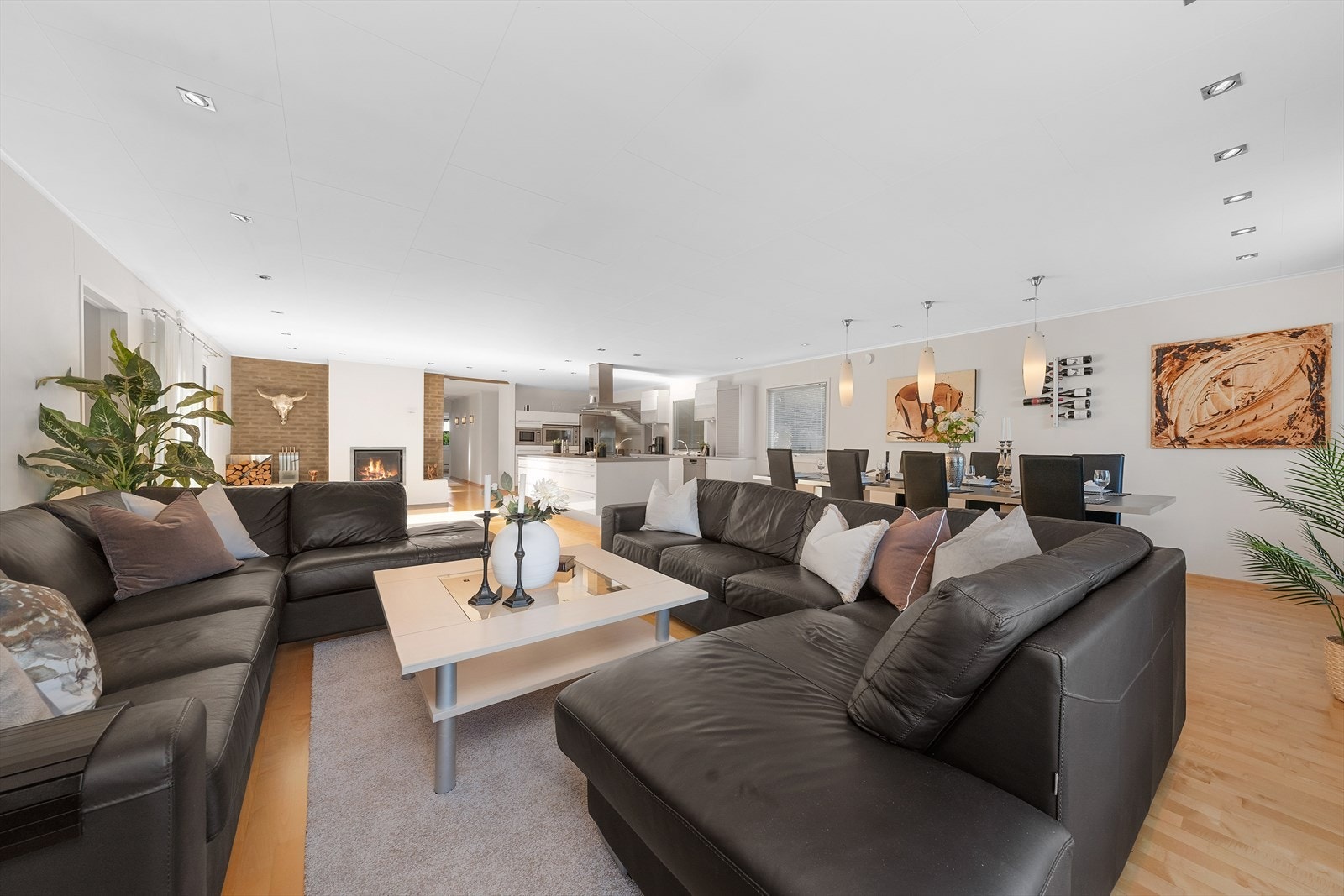 Planløsningen legger til rette for naturlig flyt mellom matlaging og sosialt samvær. Galleribilde