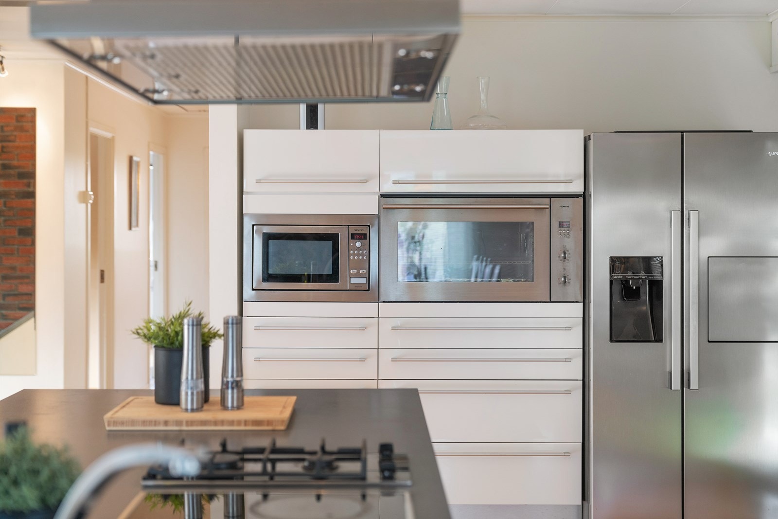 Kjøkkenet er innredet med moderne løsninger Galleribilde