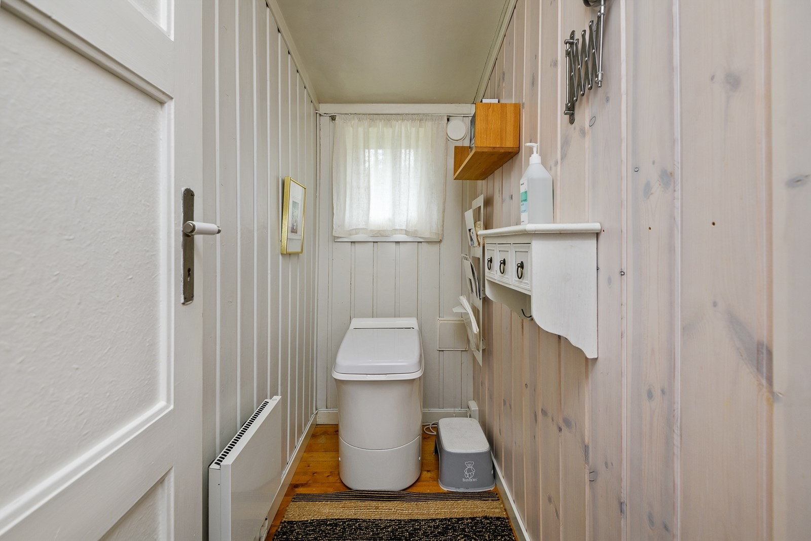 På toalettrommet i hovedhytta er det installert et Cinderella forbrenningstoalett. Galleribilde