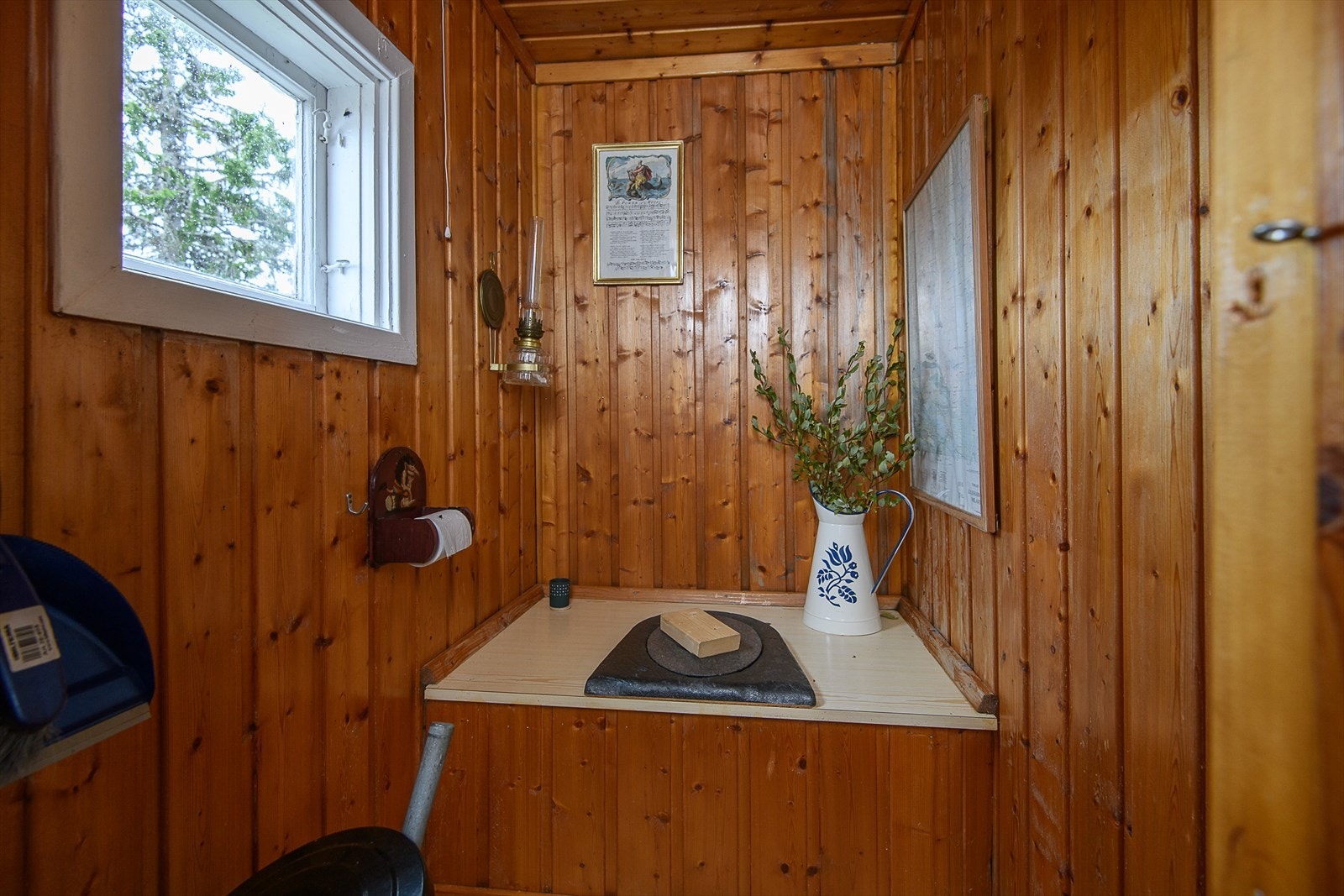 I tillegg til forbrenningstoalettet inne i hytta er det også et utedo i uthuset. Galleribilde