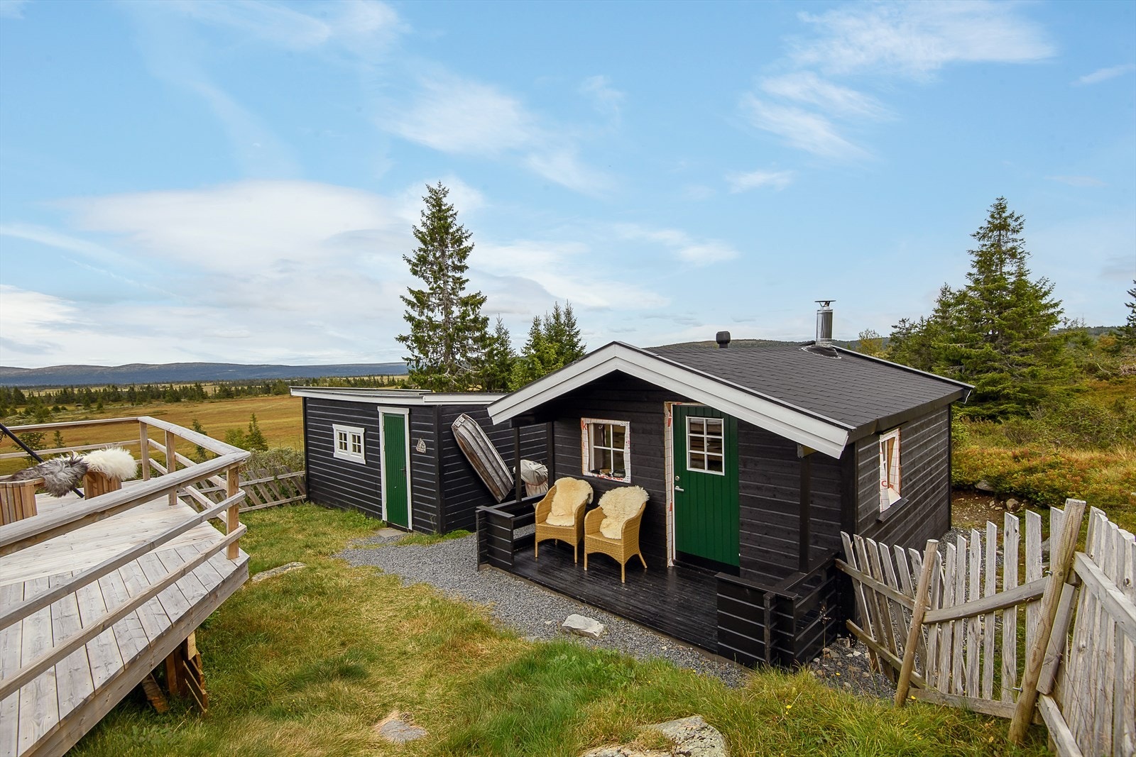 I tillegg til hovedhytta så inneholder bygningsmassen også et anneks og et uthus. Galleribilde