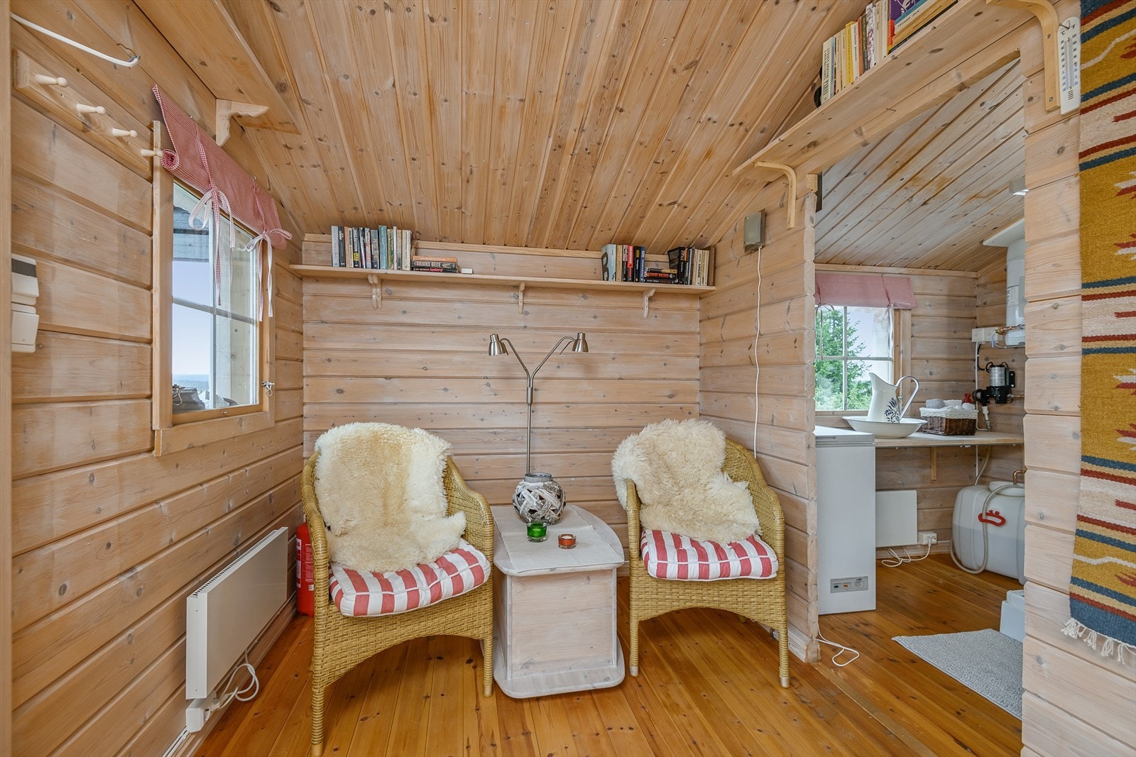 Annekset er på 14 kvm, og har skrå himling som bidrar til å øke følelsen av romslighet. Galleribilde