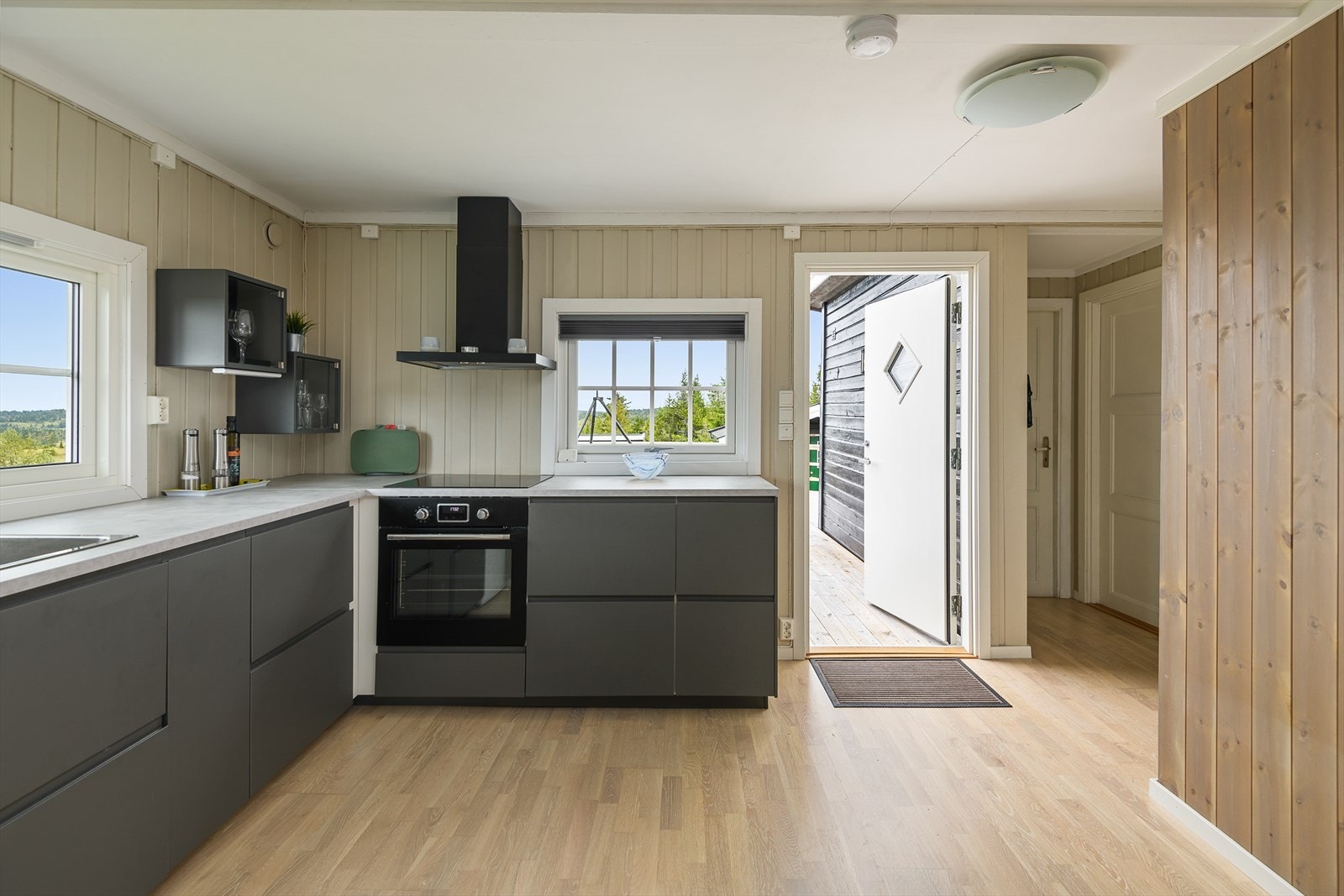 Kjøkkenet som ble oppgradert med ny, lekker innredning i 2021, byr på mye benkeplass og godt med oppbevaring i skuffer og skap. Galleribilde