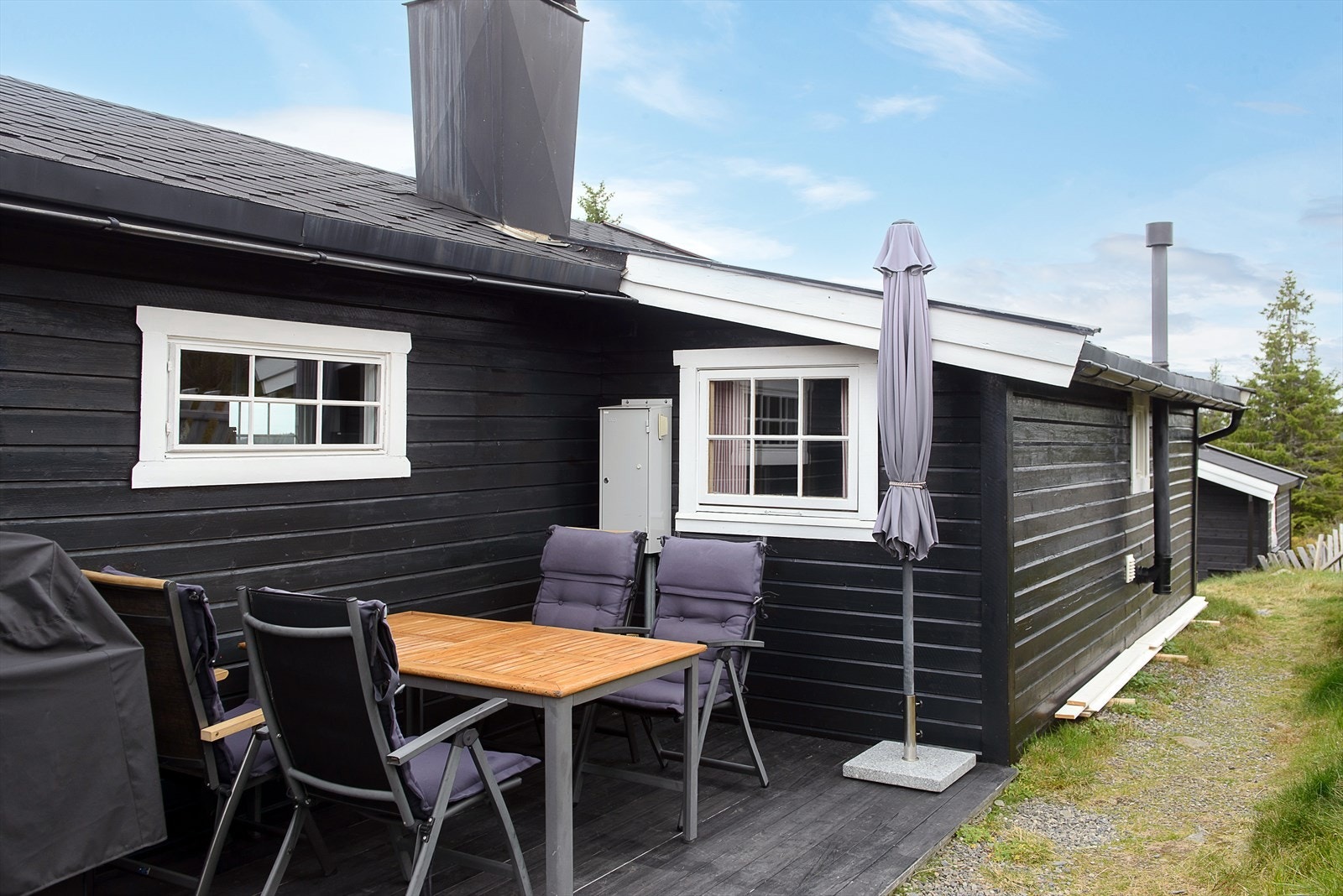 Lun og skjermet uteplass mot vest hvor man kan nyte kveldssola. Galleribilde