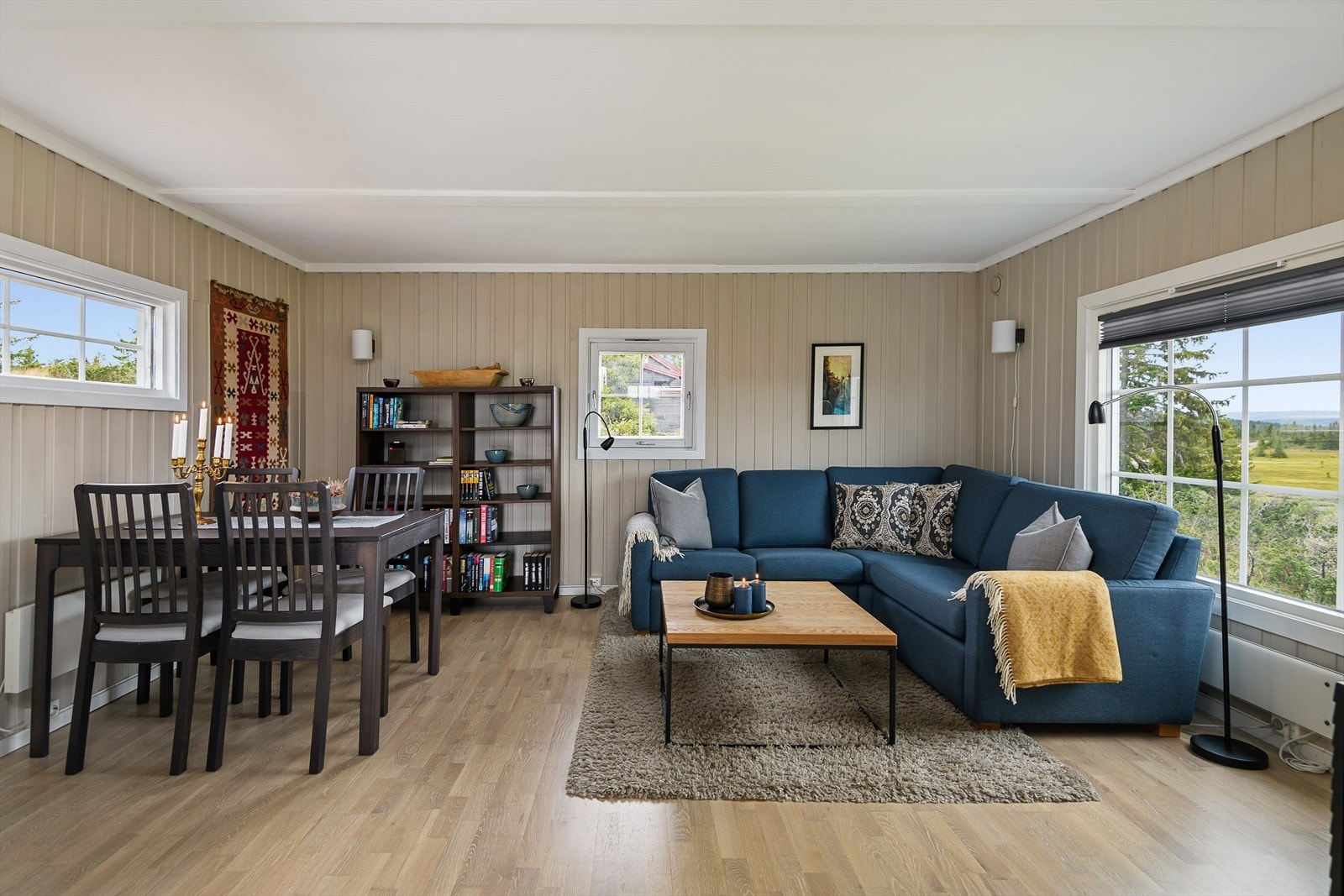 Den åpne løsningen kombinert med vindusflater mot fire himmelretninger, gir full utnyttelse av naturlig dagslys. Galleribilde