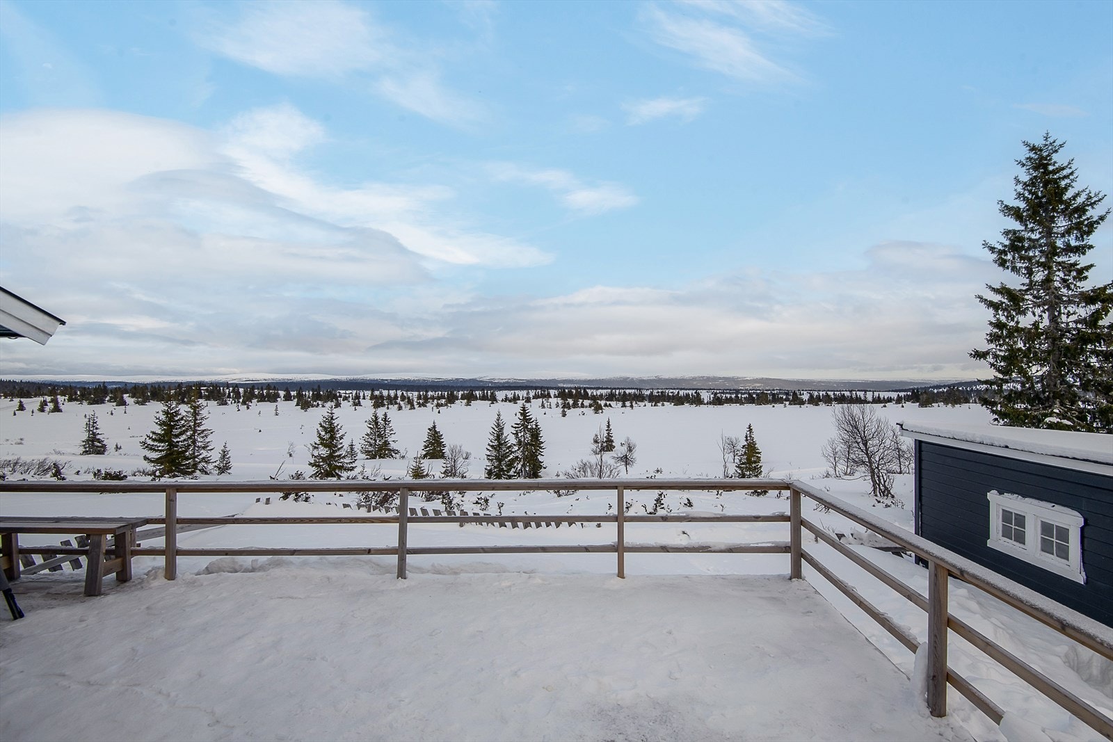 Den romslige, og solrike terrassen ble satt opp i 2021. Galleribilde