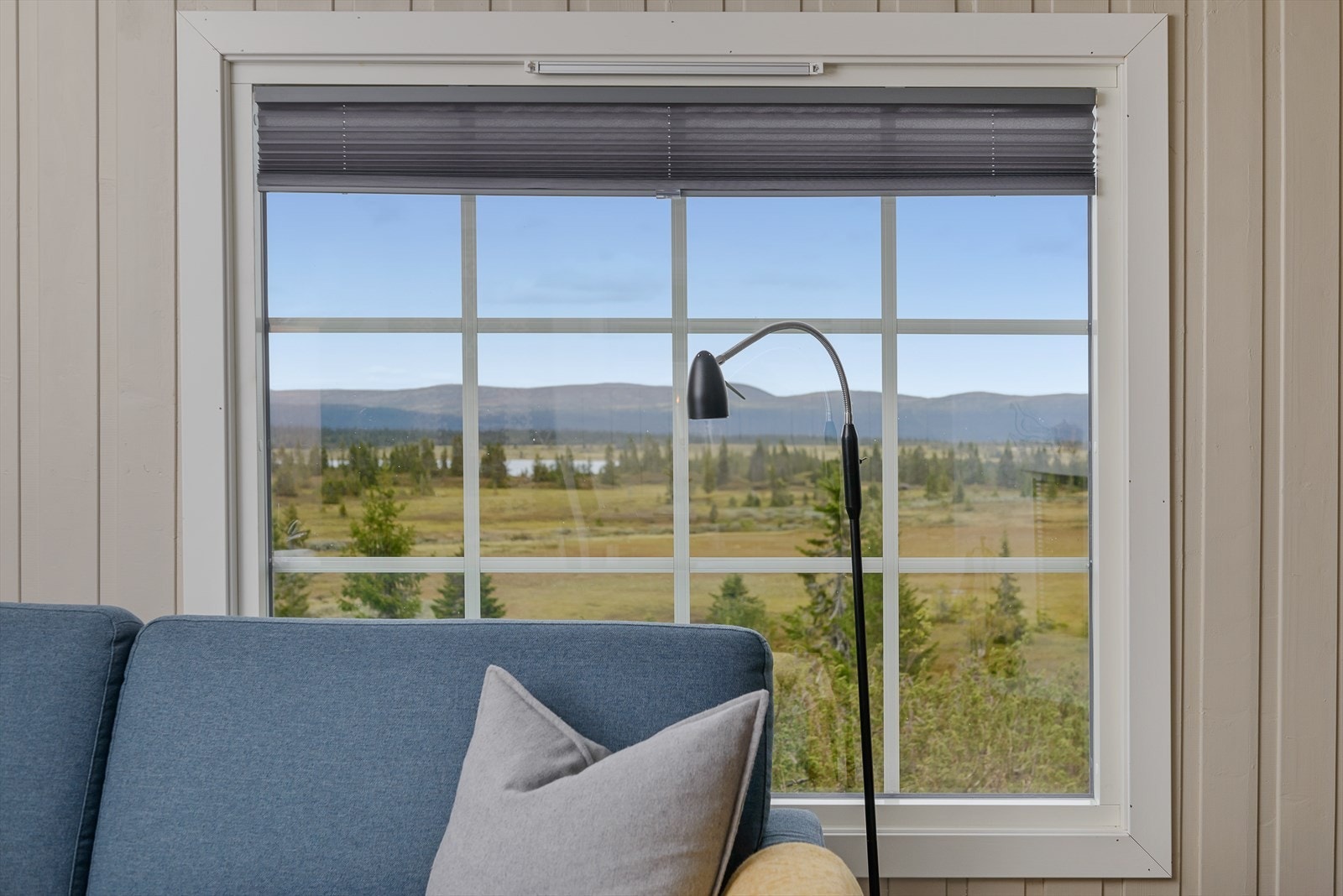 Gjennom stuevinduet har man utsikt til Aksjøen. Galleribilde