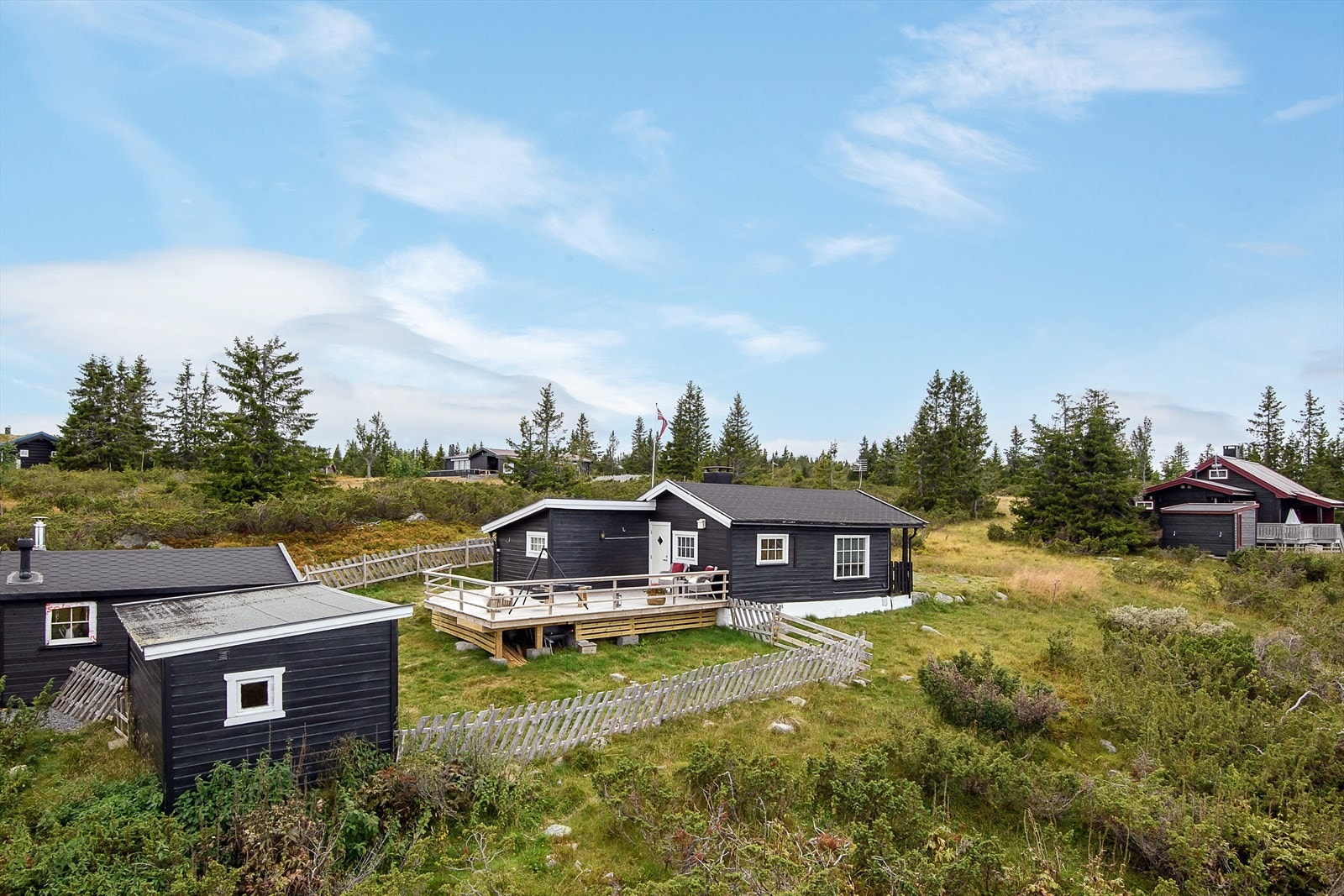 Deler av eiendommen er inngjerdet og du får et fint uteområde som skjermes for sau. Galleribilde