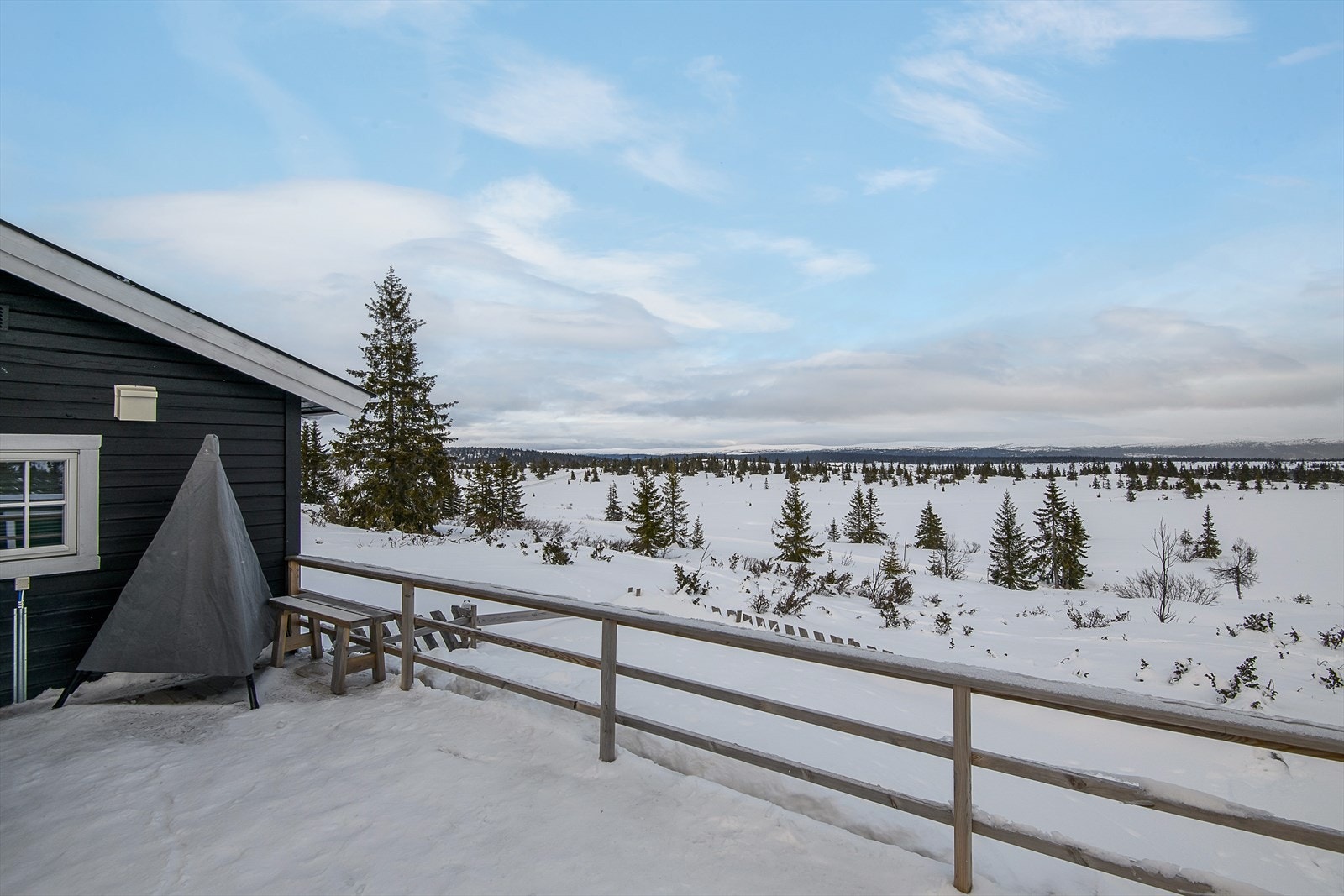 Det er biloppstillingsplasser rett ved hytteveggen. Galleribilde