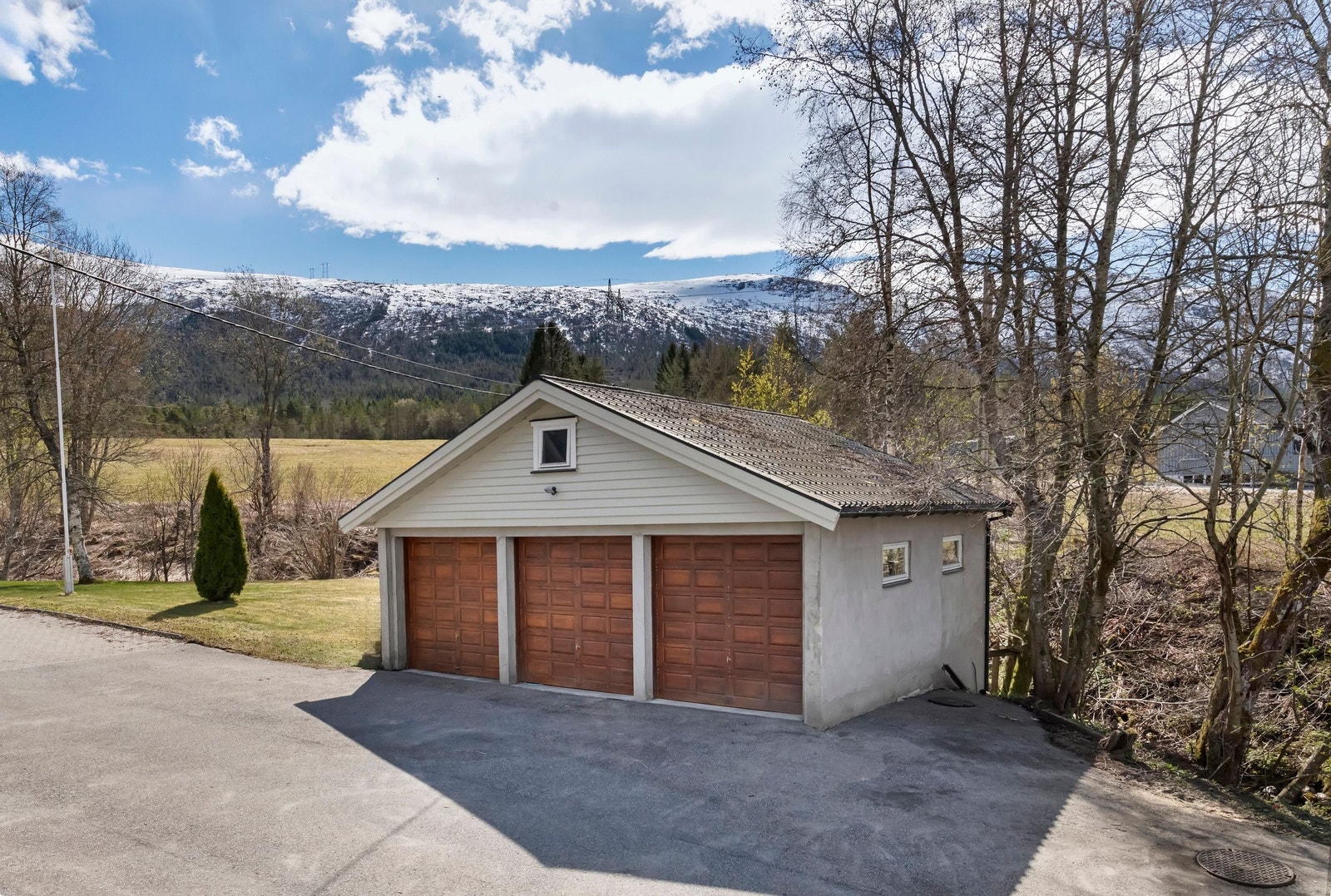 Stor garasje med plass til 3 biler. Det er også smøregrav og lang arbeidsbenk, perfekt for de som er glad i mekke på biler! Garasjen er på 57kvm. Galleribilde