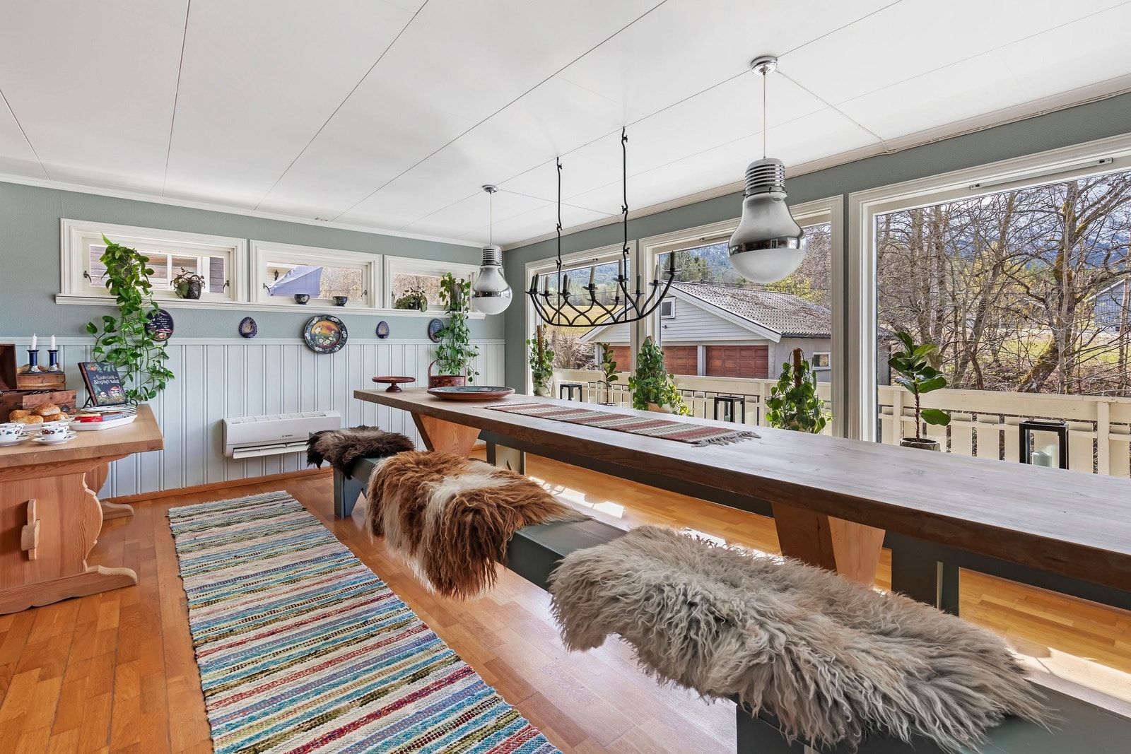 Spisestuen er utstyrt med varmepumpe kalde vinterdager. Det er også plass til mange gjester ved langbordet. Galleribilde