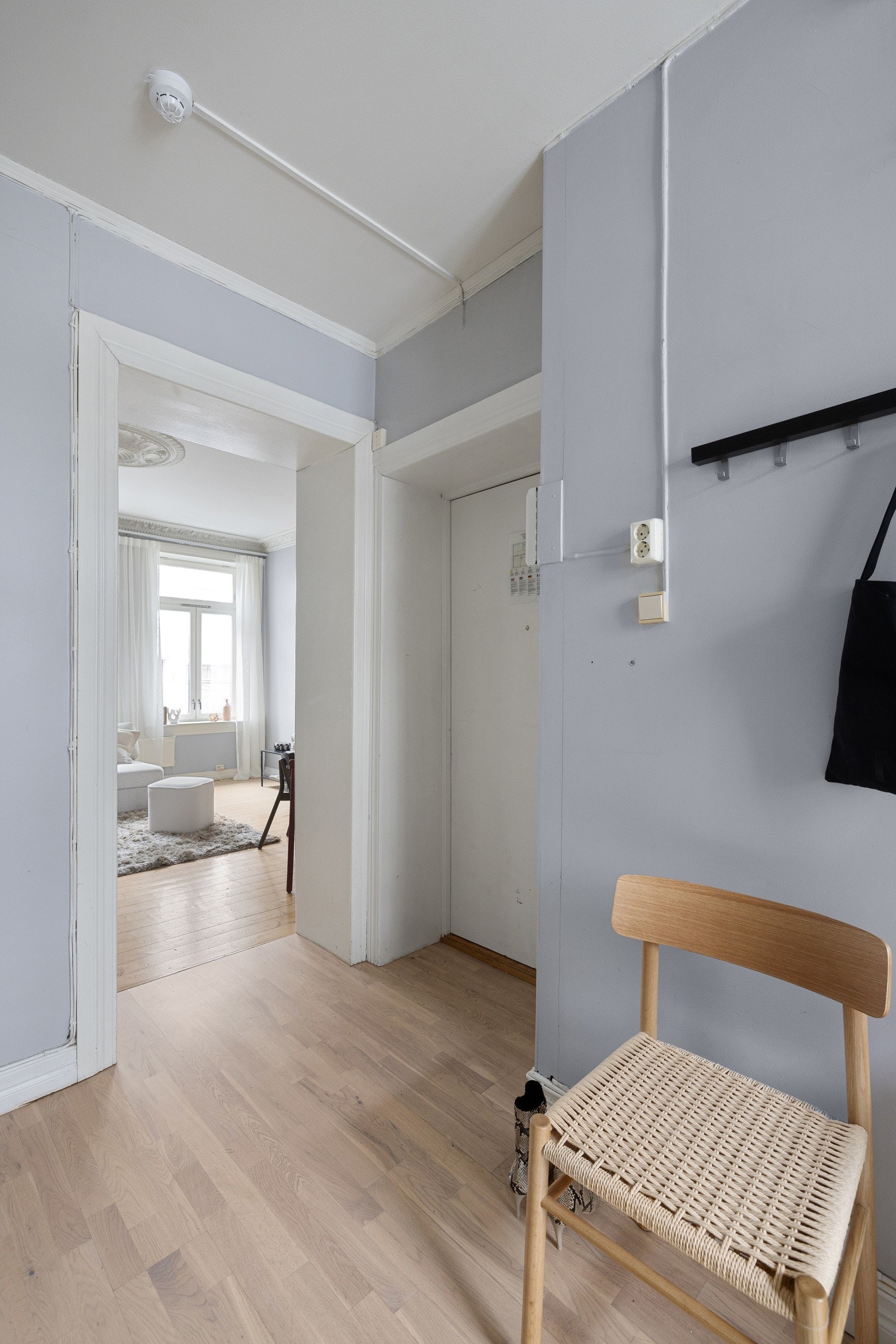 Entreen har plass til knagrekke og skohylle. Galleribilde