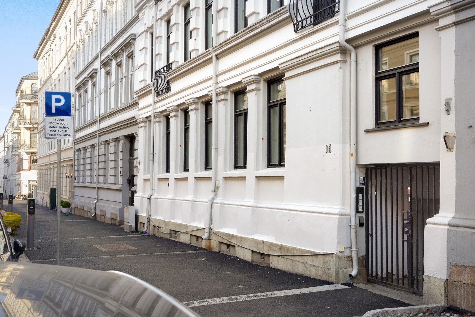 Leiligheten ligger i en høy 1. etasje. Galleribilde