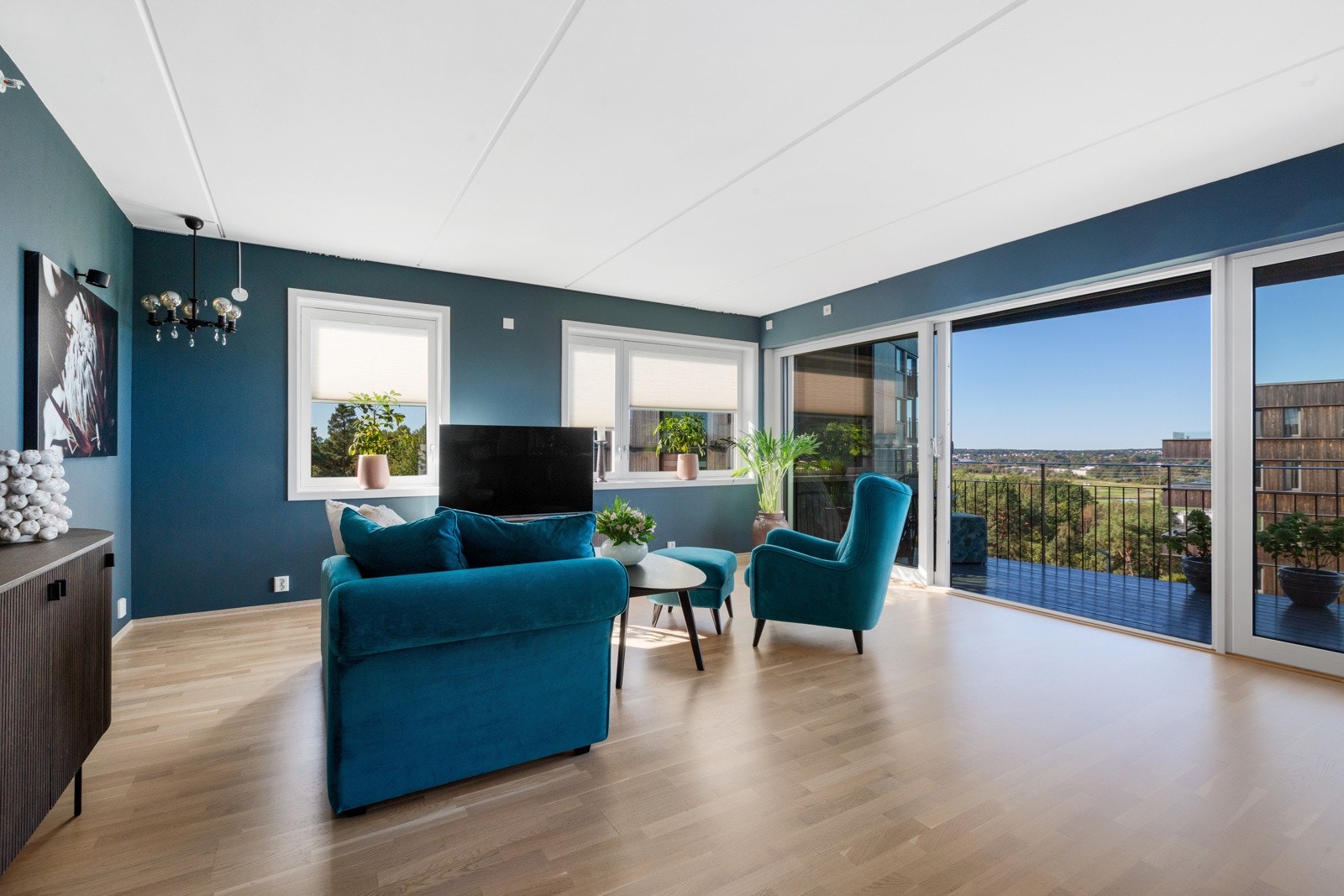 Store vindusflater gir godt med naturlig lys Galleribilde