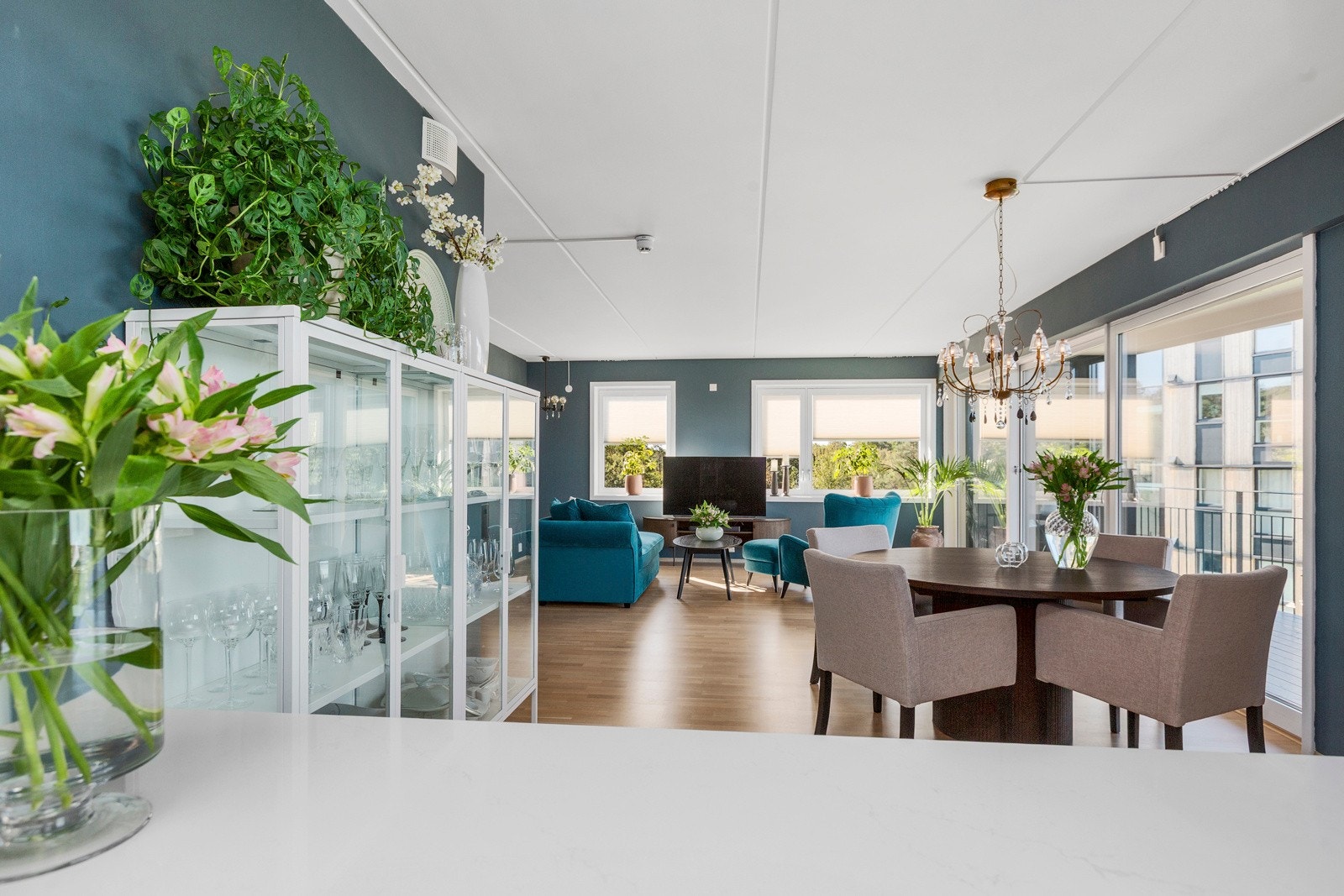 Åpen løsning kjøkken og stue Galleribilde