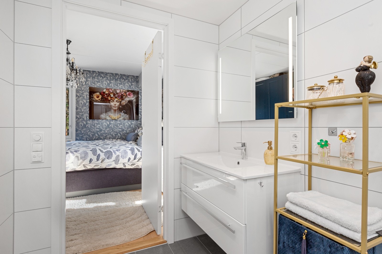 Badet med adkomst til soverommet har fliser på gulv og vegg. Galleribilde