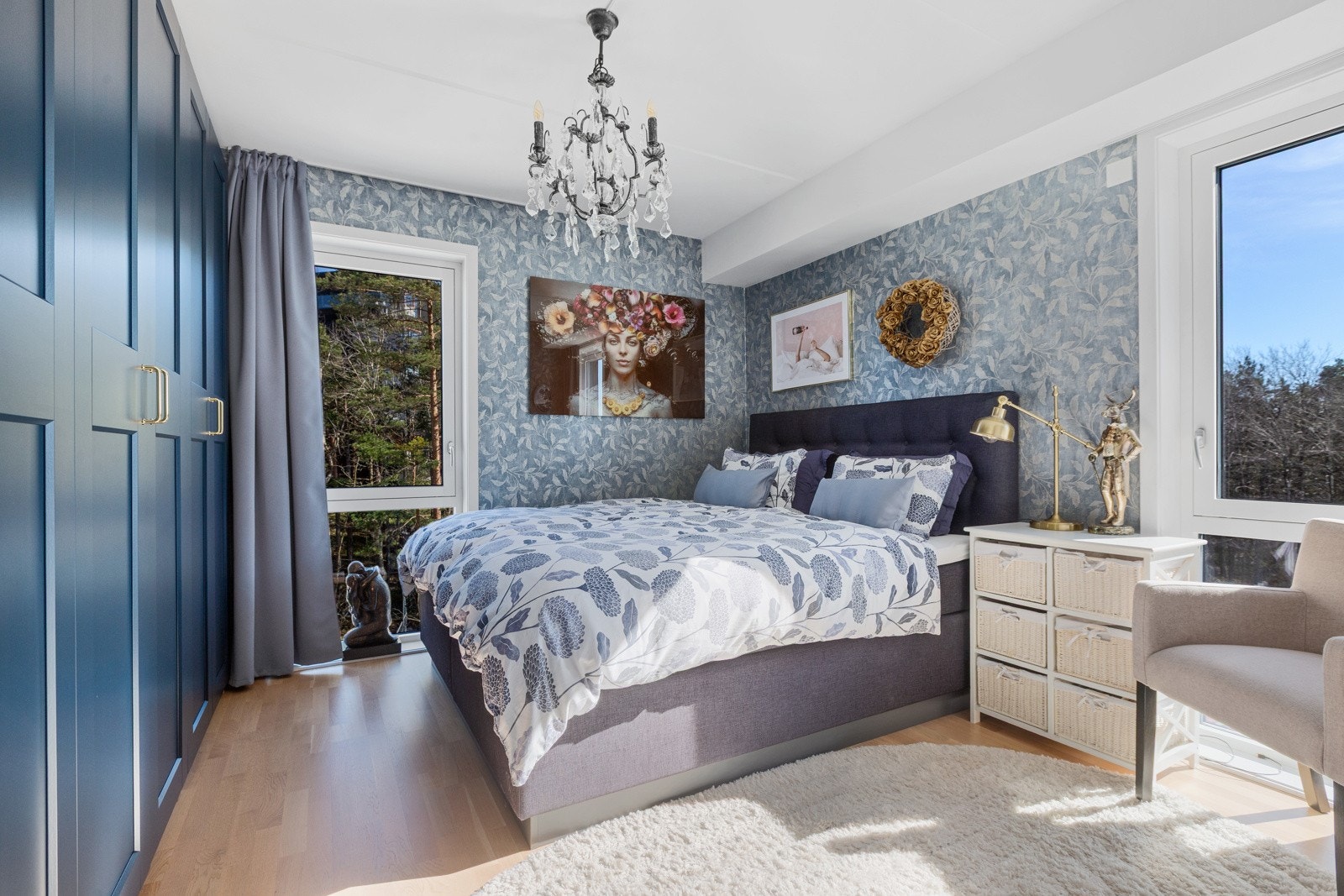 Hovedsoverommet har stor garderobeplass Galleribilde